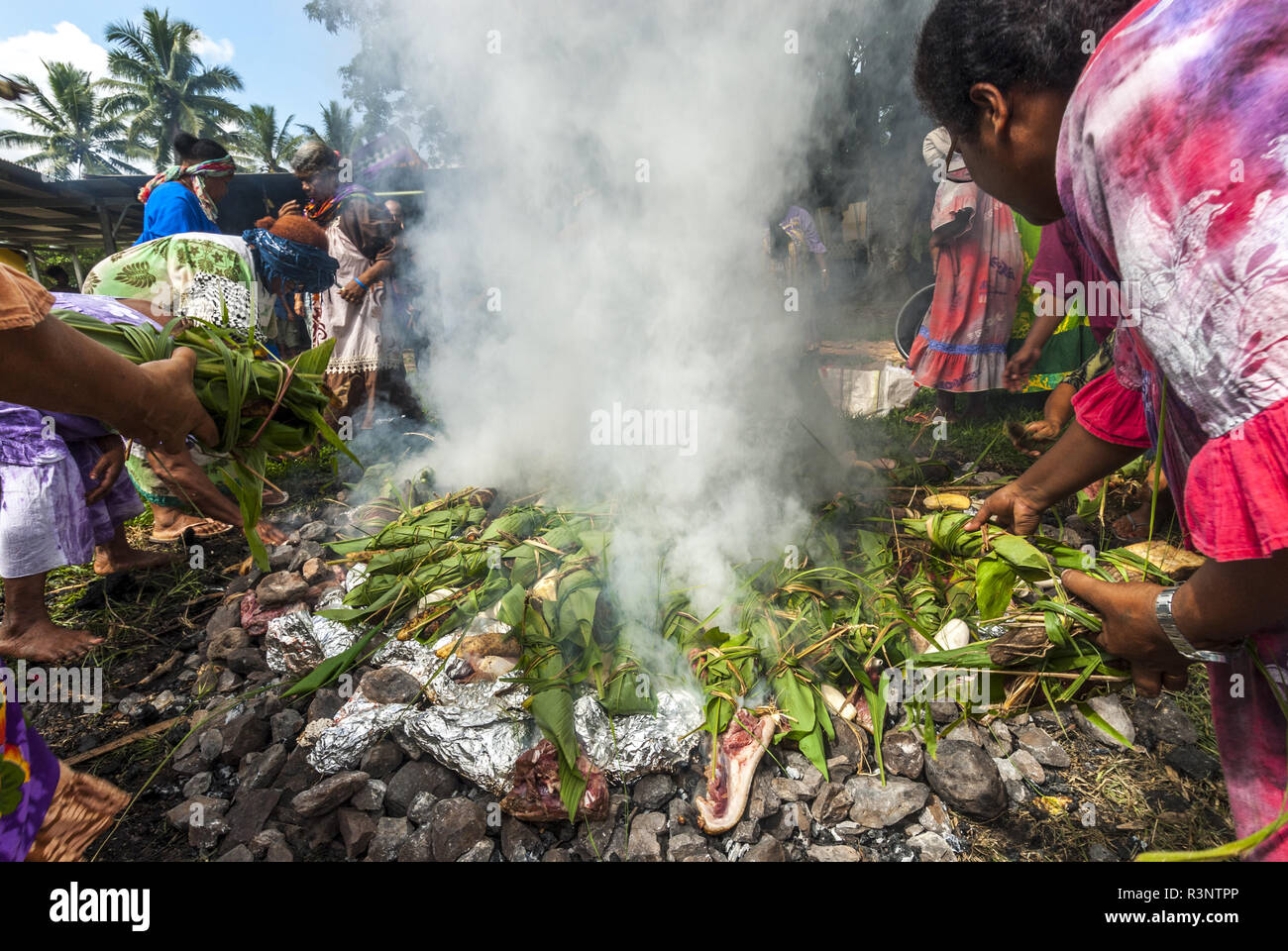 Kanak Frauen mit Süßkartoffeln auf Feuer gehüllt. Kanak traditioneller Ofen  mit schmoren. Fest des neuen Yam. Stamm Gohapin. Neukaledonien  Stockfotografie - Alamy