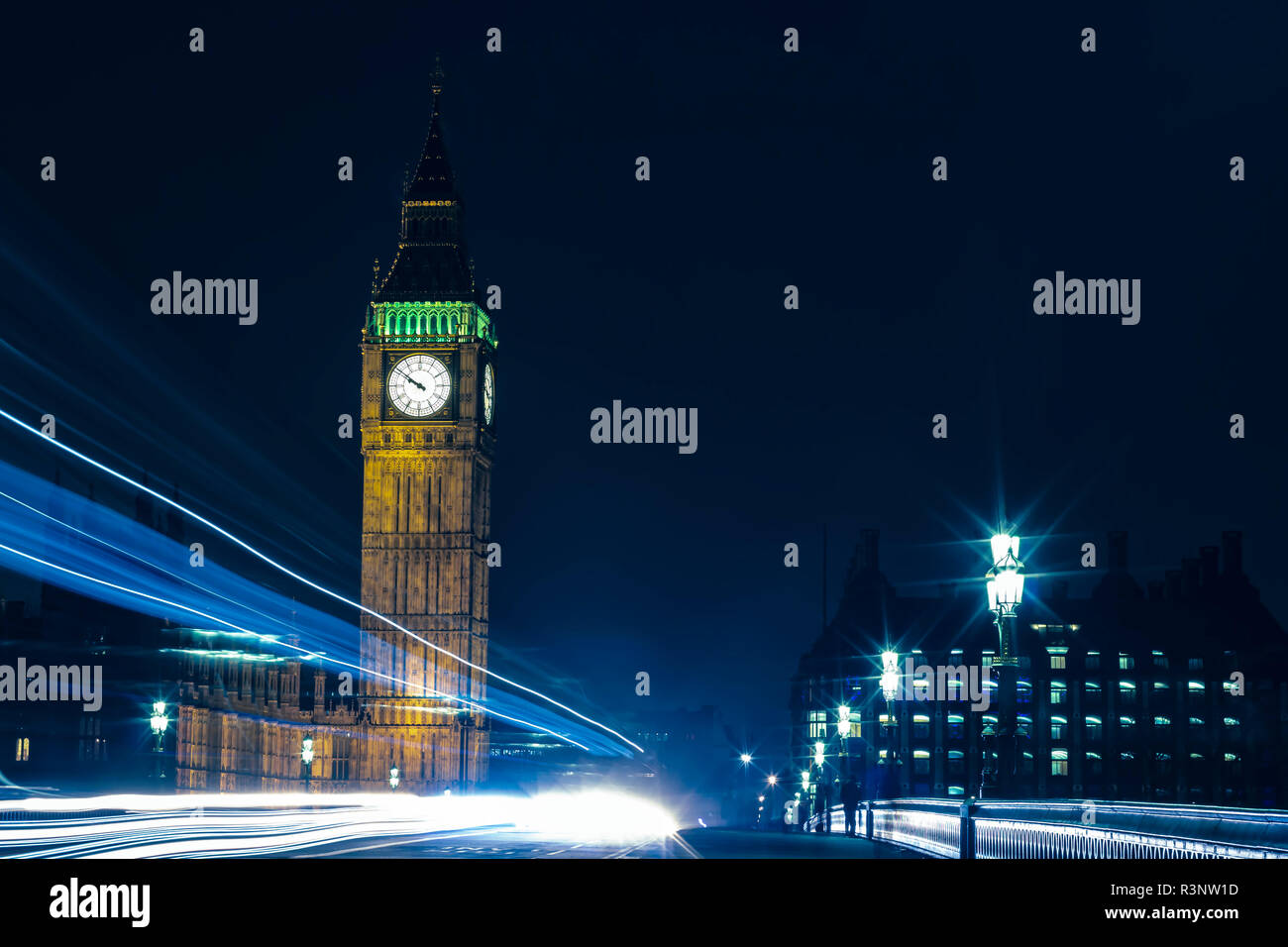 Die kultigen Britischen Elizabeth Tower mit Big Ben an der Oberseite und seine Uhr Gesicht, in der Nähe der Houses of Parliament in Westminster, London im Ger Stockfoto