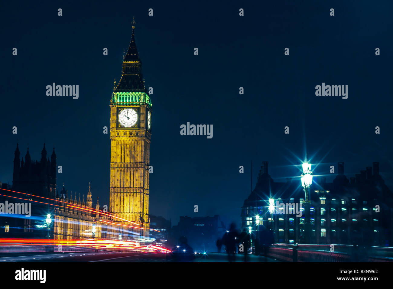 Die kultigen Britischen Elizabeth Tower mit Big Ben an der Oberseite und seine Uhr Gesicht, in der Nähe der Houses of Parliament in Westminster, London im Ger Stockfoto