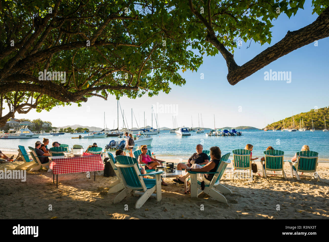 Us Virgin Islands, St. John. Sonnenuntergang in Cruz Bay Beach mit Menschen Stockfoto