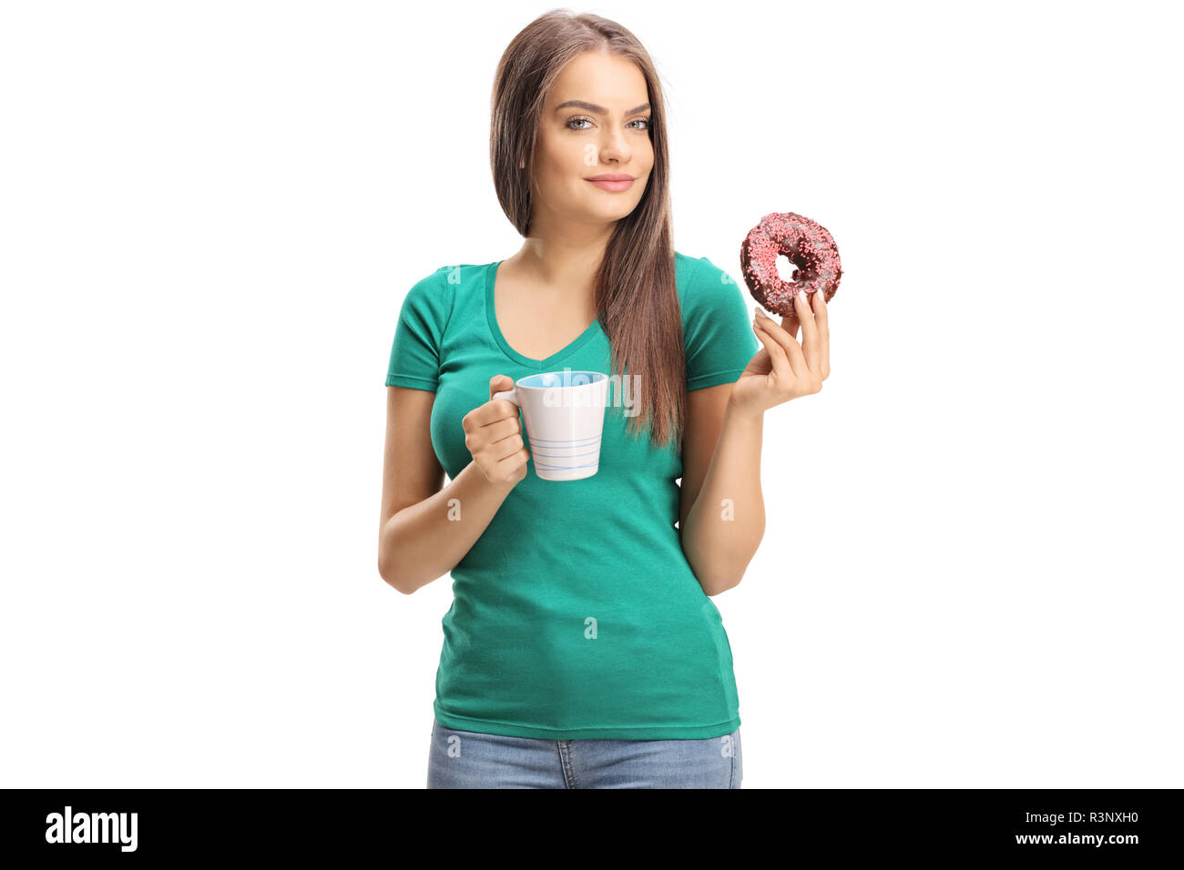 Junge Frau mit einem Donut und eine Tasse auf weißem Hintergrund Stockfoto