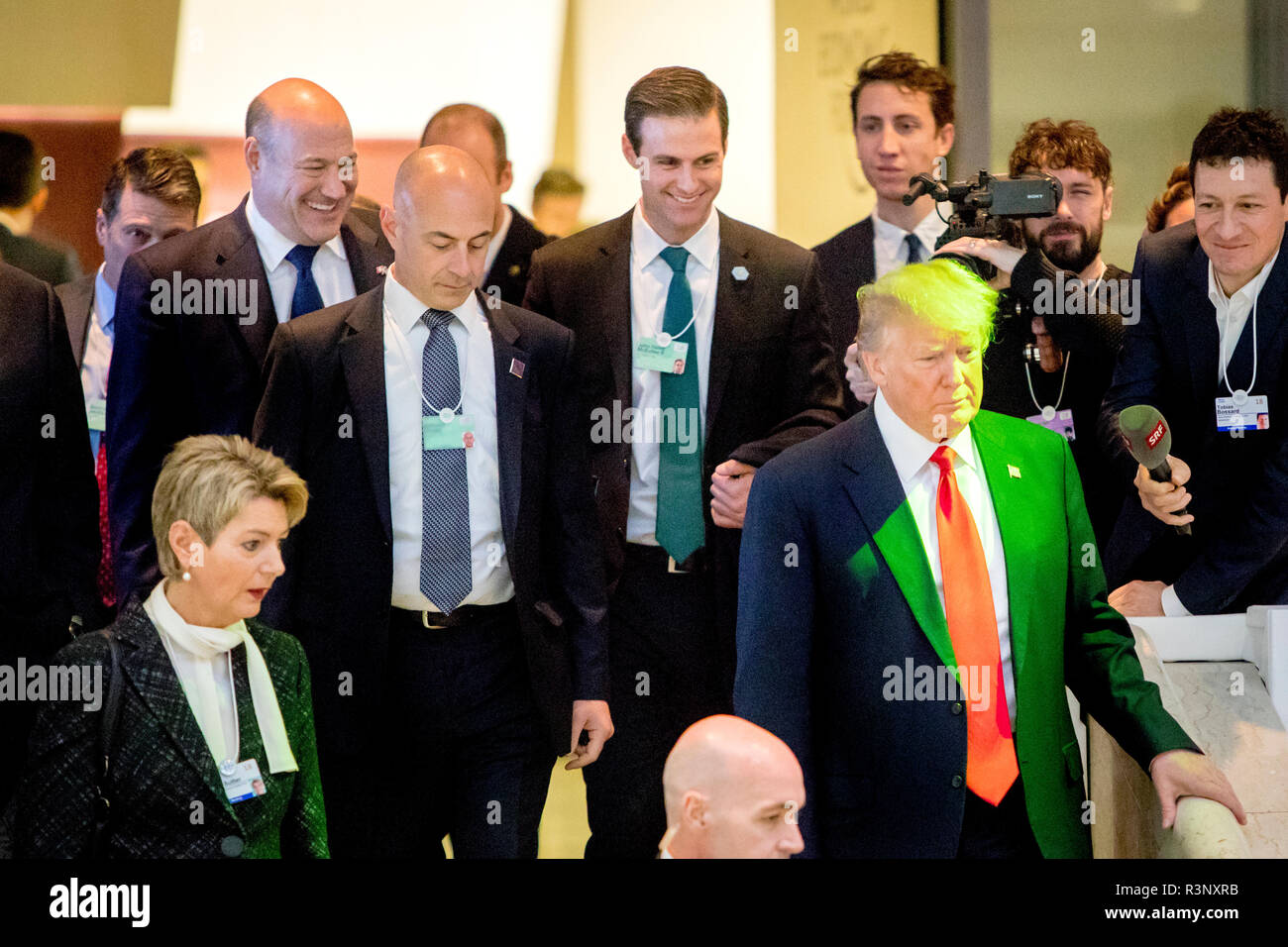 Der ehemalige Wirtschaftsberater von Donald Trump, Gary Cohn (links) und der ehemalige persönliche Assistent des Weißen Hauses, John McEntee (Mitte), folgen im Januar 2018 beim World Economic Forum - WEF in Davos hinter US-Präsident Donald Trump die Treppe hinunter, während beide noch immer Jobs in der Trump-Regierung hatten. Stockfoto