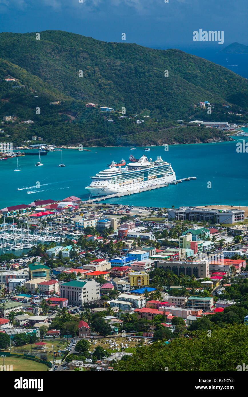 British Virgin Islands, Tortola. Road Town. Erhöhte die Stadt mit Kreuzfahrtschiff von Joe Hill's Stockfoto