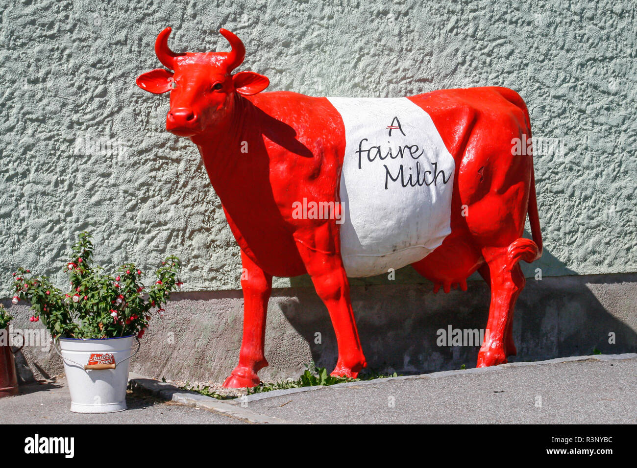 Kunststoff Kuh "a faire Milch" in Österreich, Symbol für das Projekt der Österreichischen organische Milchkuh Landwirte Stockfoto