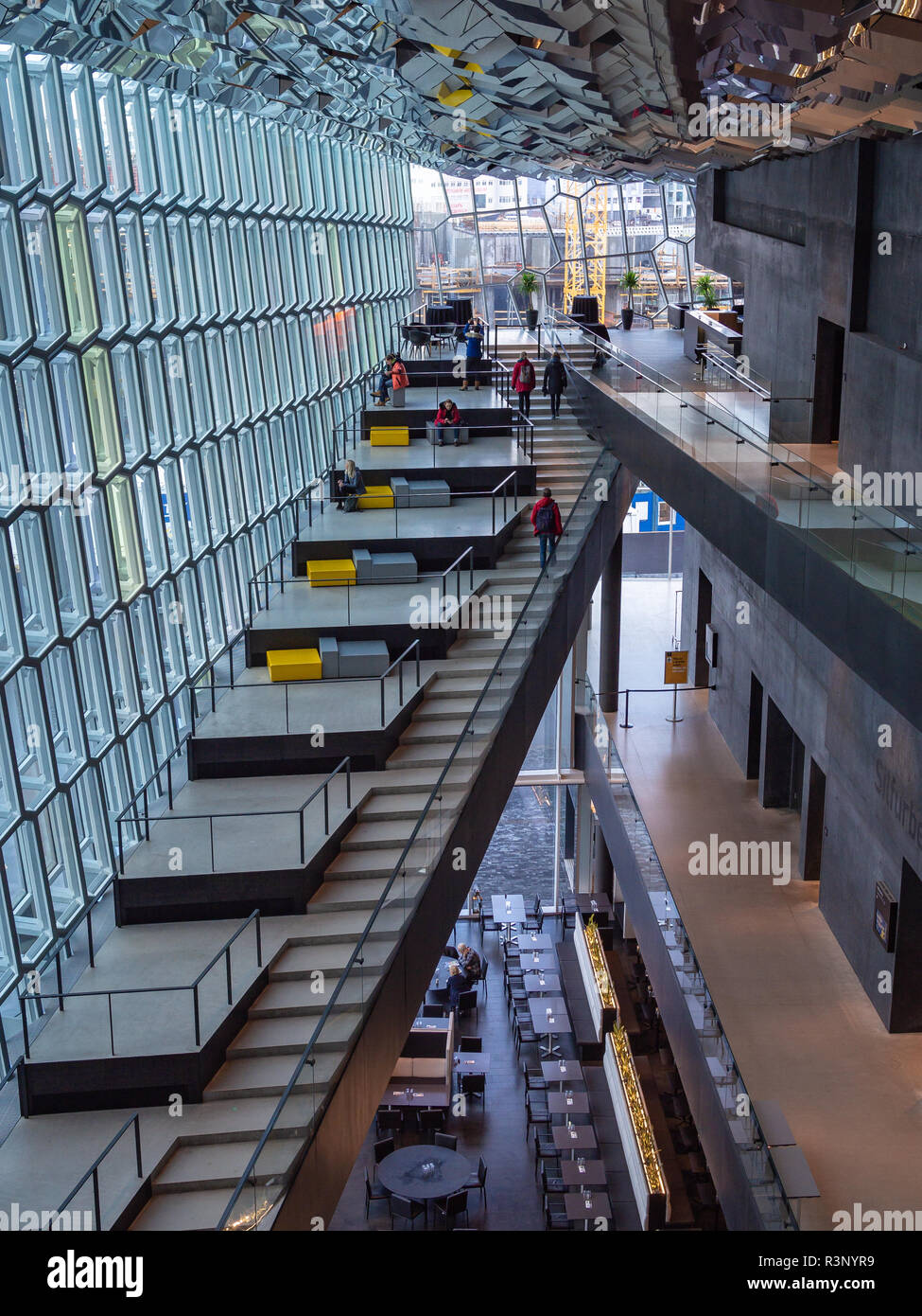 REYKJAVIK, Island - 24. OKTOBER 2018: Innenansicht der Harpa Concert Hall (Kongresszentrum) Stockfoto