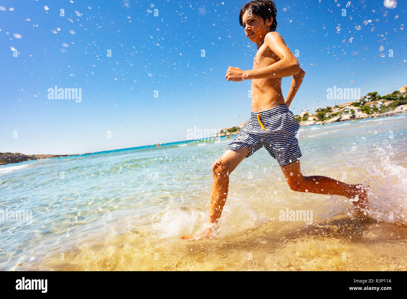 12 Jährig Jung Junge In Enger Badehose www.alamy.de