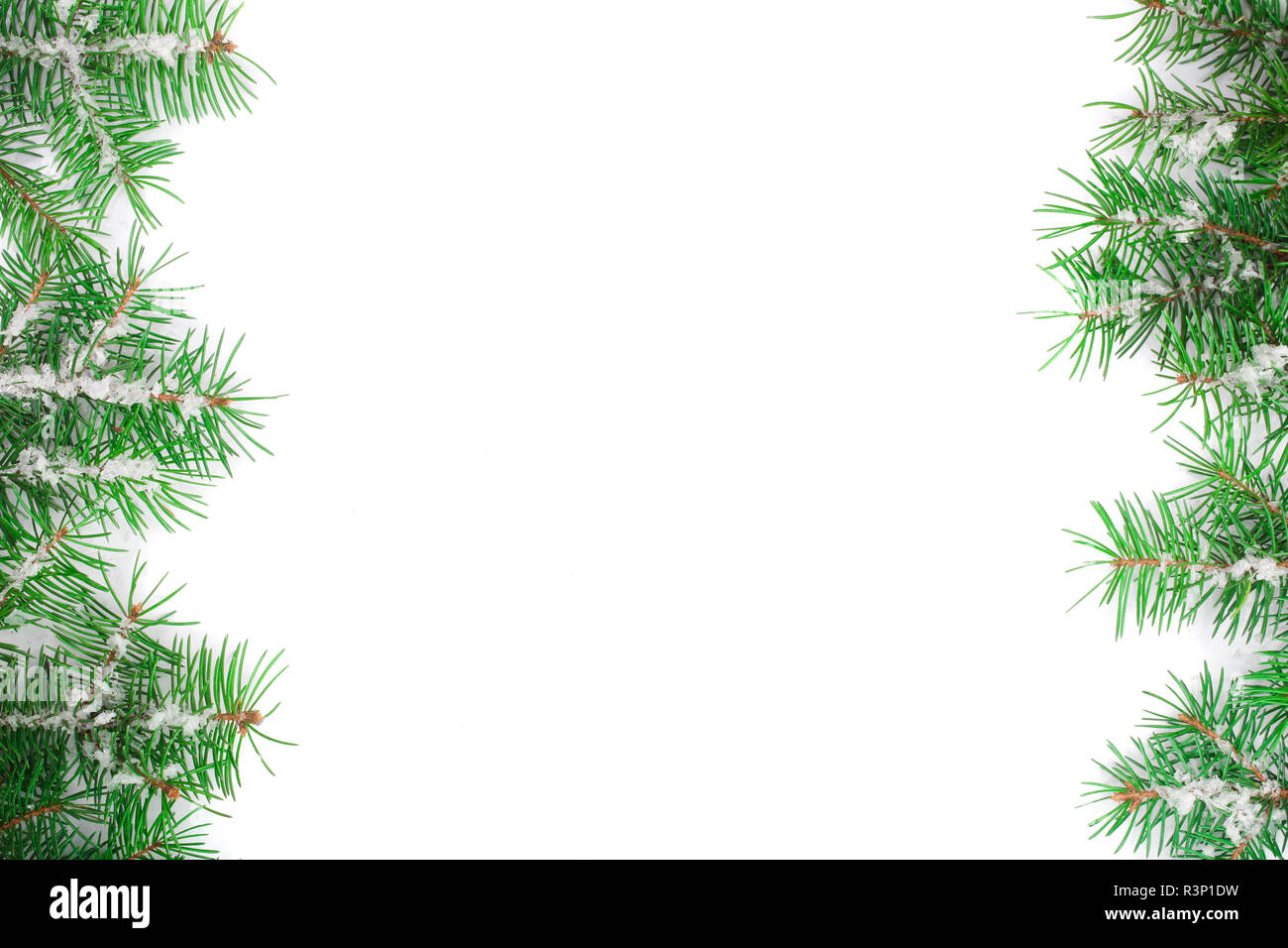 Weihnachten Rahmen der Fir Tree Branch mit Schnee auf weißem Hintergrund mit Kopie Platz für Ihren Text isoliert. Ansicht von oben Stockfoto