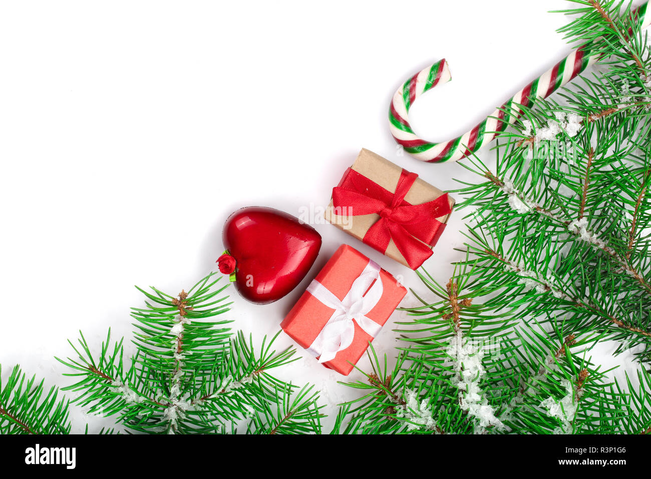 Weihnachten Rahmen der Fir Tree Branch mit Zuckerstangen und Schnee auf weißem Hintergrund mit Kopie Platz für Ihren Text isoliert Stockfoto