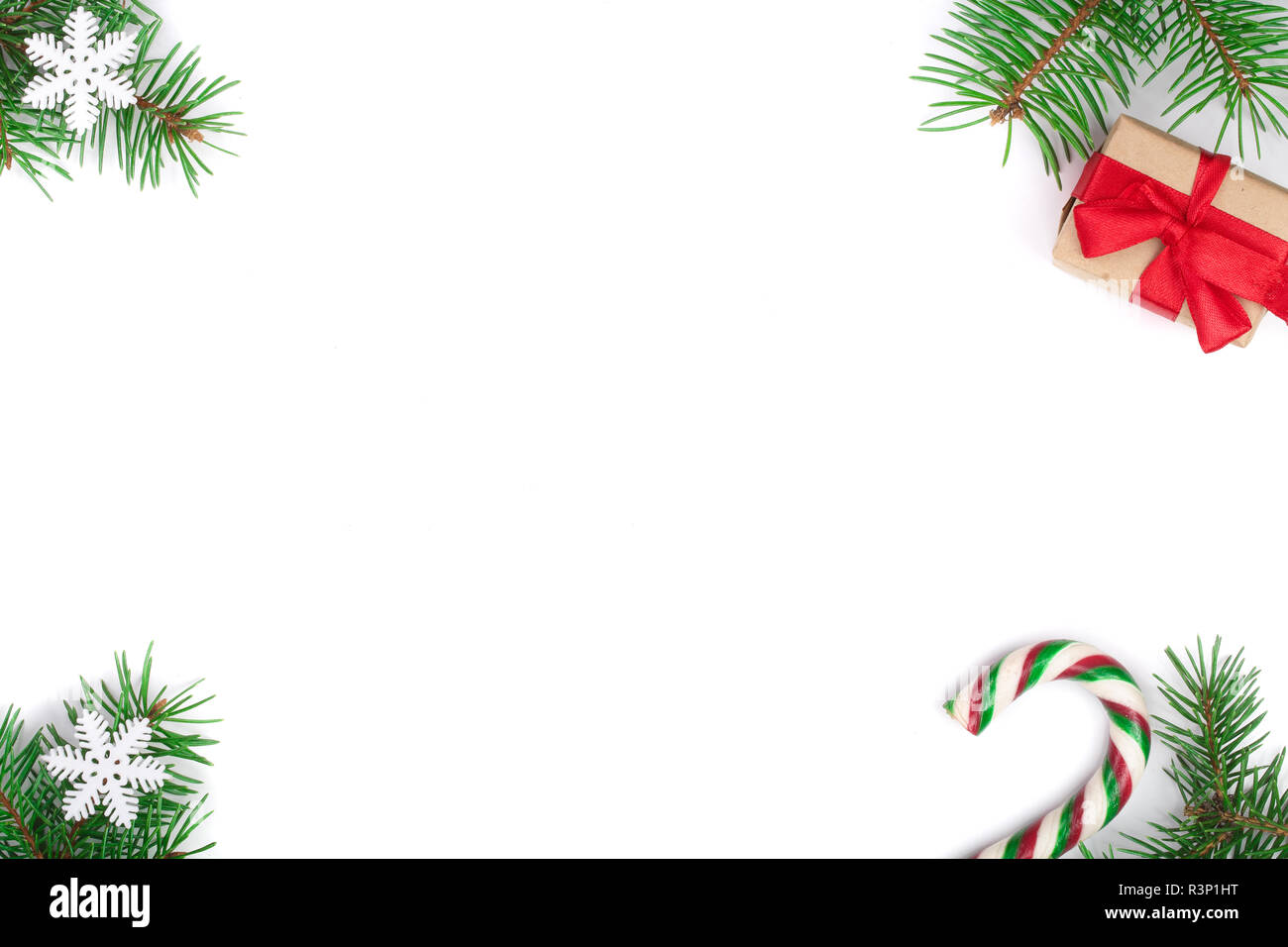 Weihnachten Rahmen der Fir Tree Branch mit Zuckerstangen und Schnee auf weißem Hintergrund mit Kopie Platz für Ihren Text isoliert Stockfoto