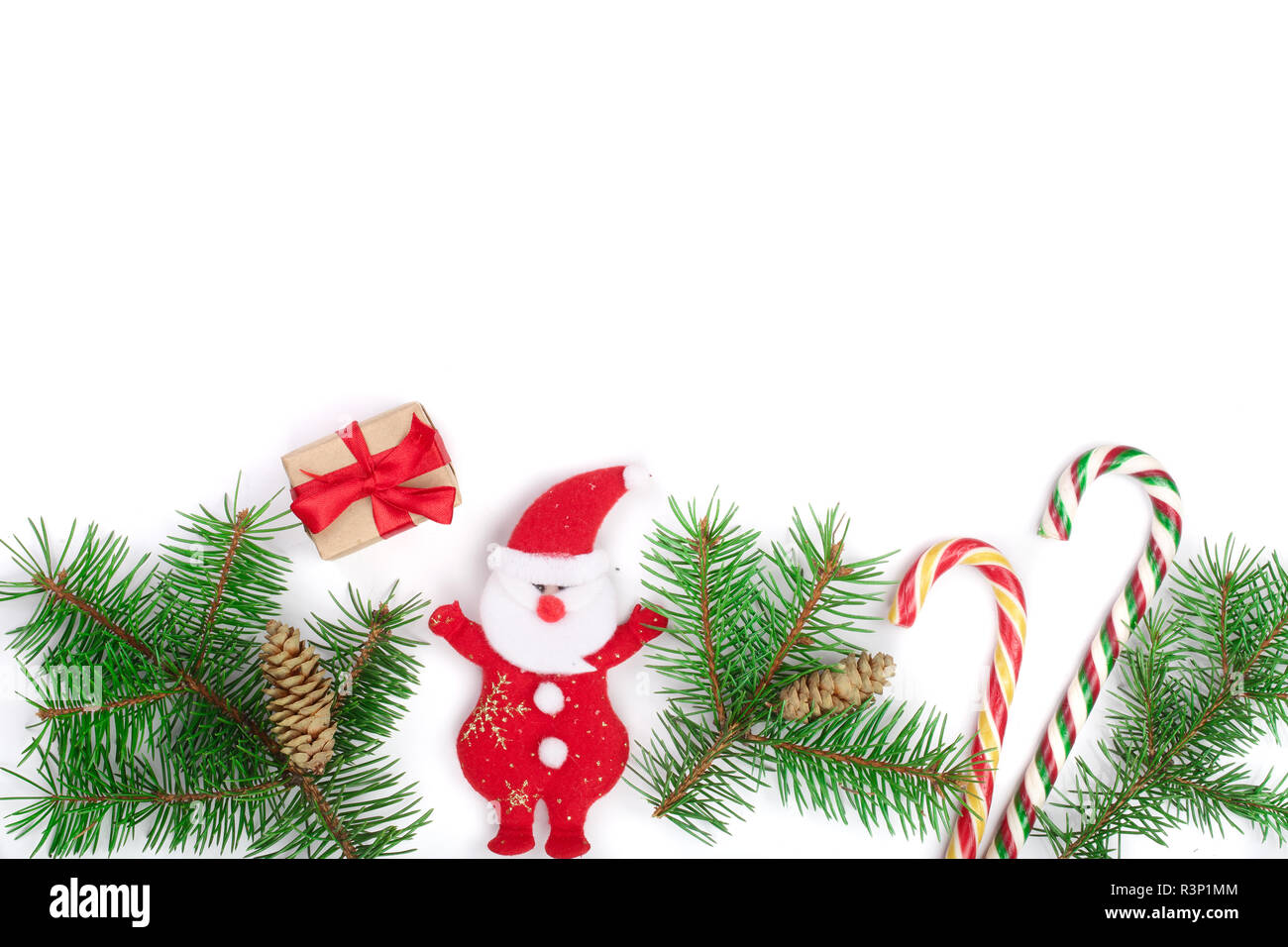 Weihnachten Rahmen der Fir Tree Branch mit Zuckerstangen und Santa isoliert auf weißem Hintergrund mit Platz für Ihren Text kopieren Stockfoto