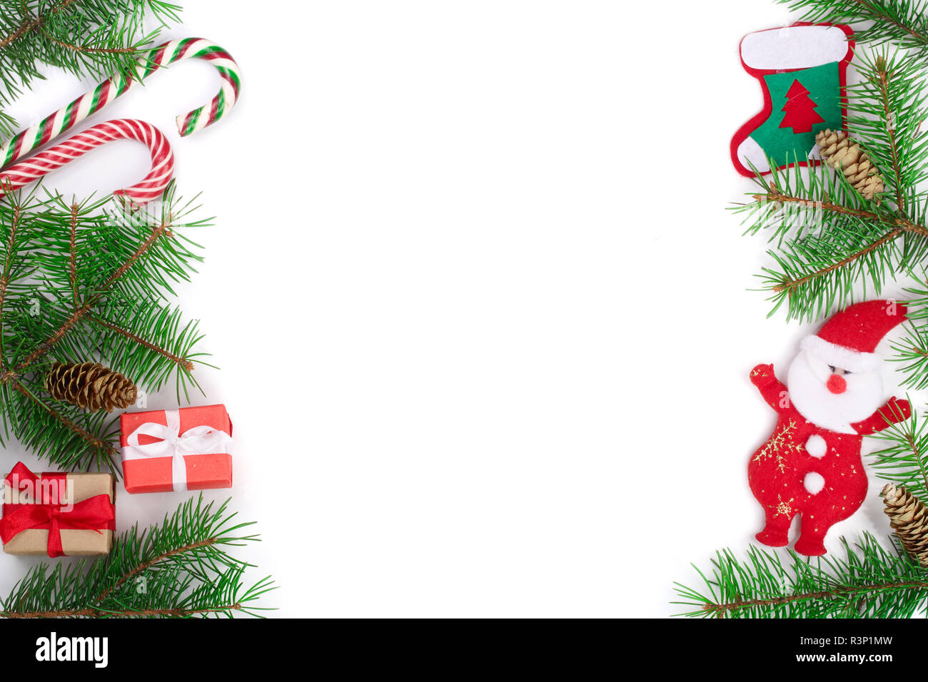 Weihnachten Rahmen der Fir Tree Branch mit Zuckerstangen und Santa isoliert auf weißem Hintergrund mit Platz für Ihren Text kopieren Stockfoto