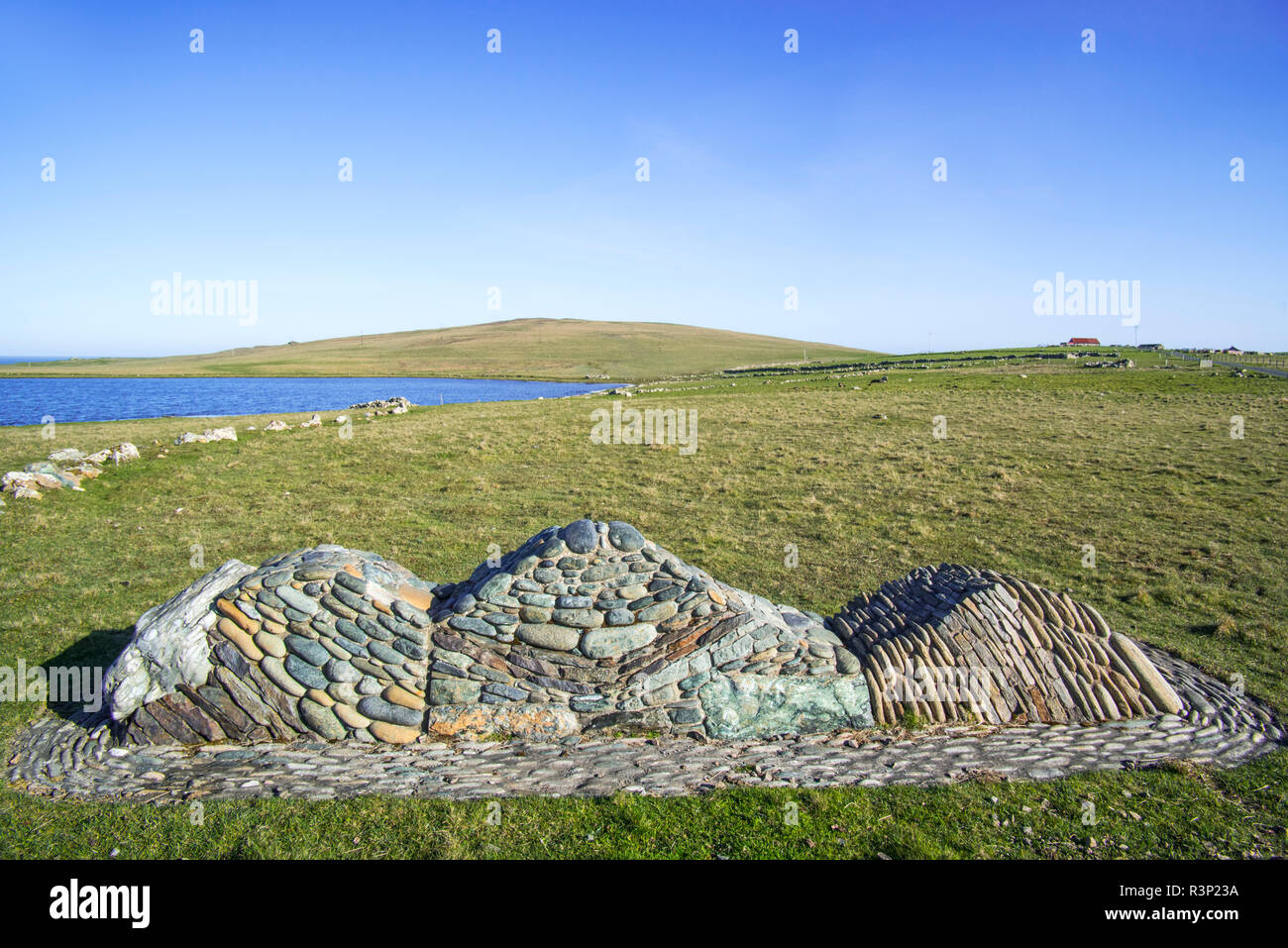 Geowall am Ufer des Loch von Funzie, Geologie Wand auf der Insel Fetlar, Shetlandinseln, Schottland, Großbritannien Stockfoto