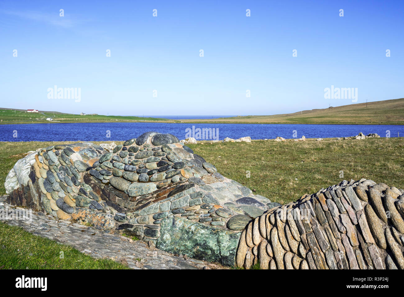 Geowall am Ufer des Loch von Funzie, Geologie Wand auf der Insel Fetlar, Shetlandinseln, Schottland, Großbritannien Stockfoto