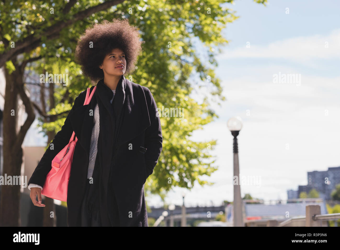 Afro Frau gehen auf die Straße Stockfoto