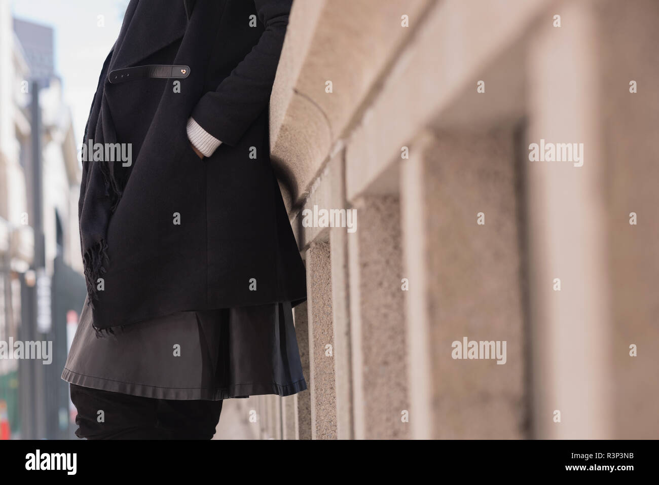 Frau Hand in der Tasche in der Stadt Stockfoto