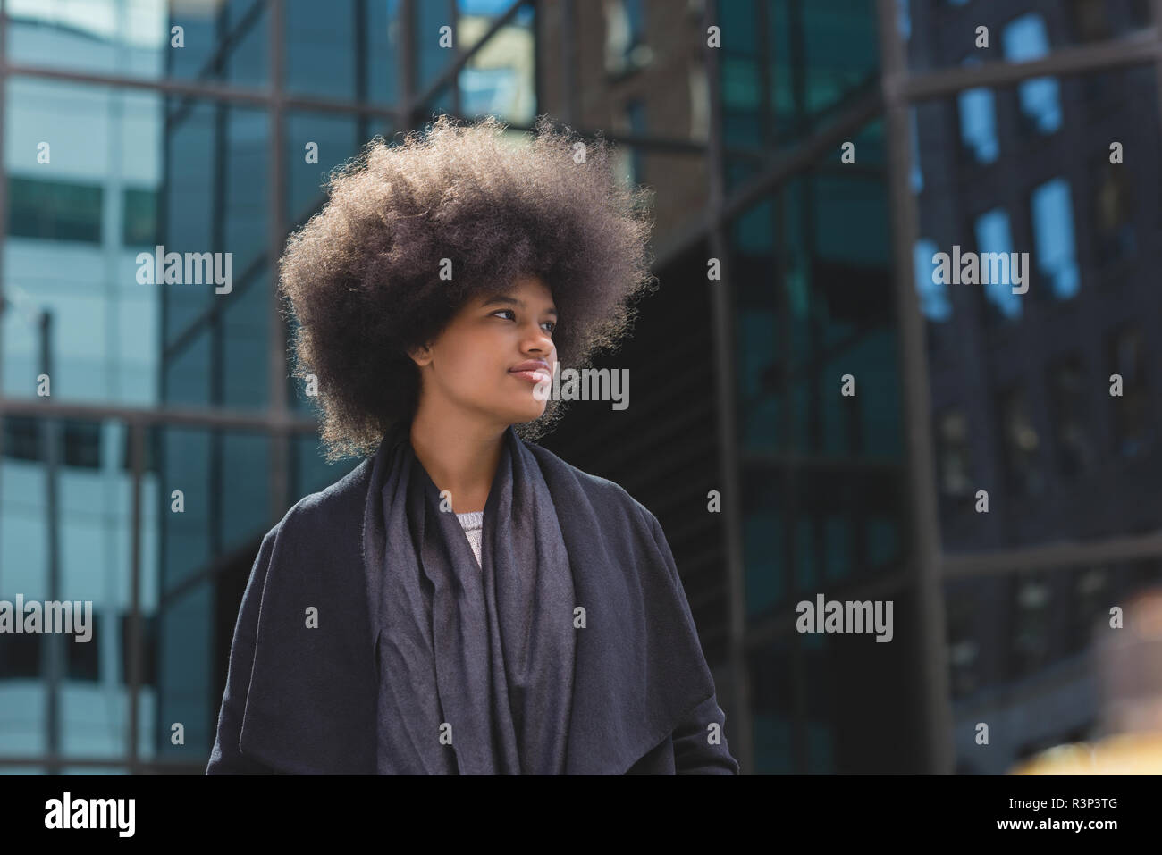 Afro Frau gehen auf die Straße Stockfoto