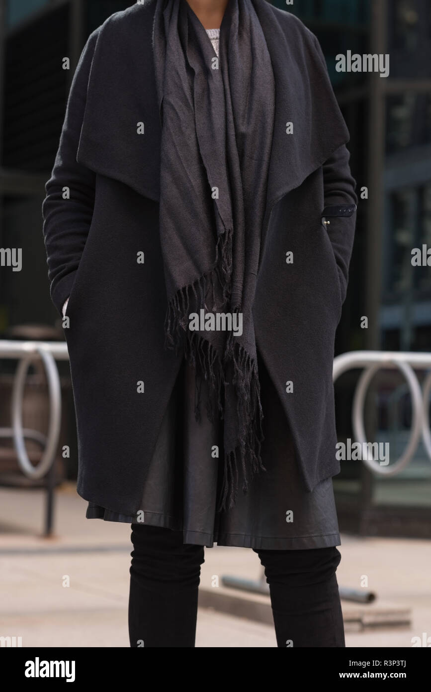 Frau Hand in der Tasche in der Stadt Stockfoto
