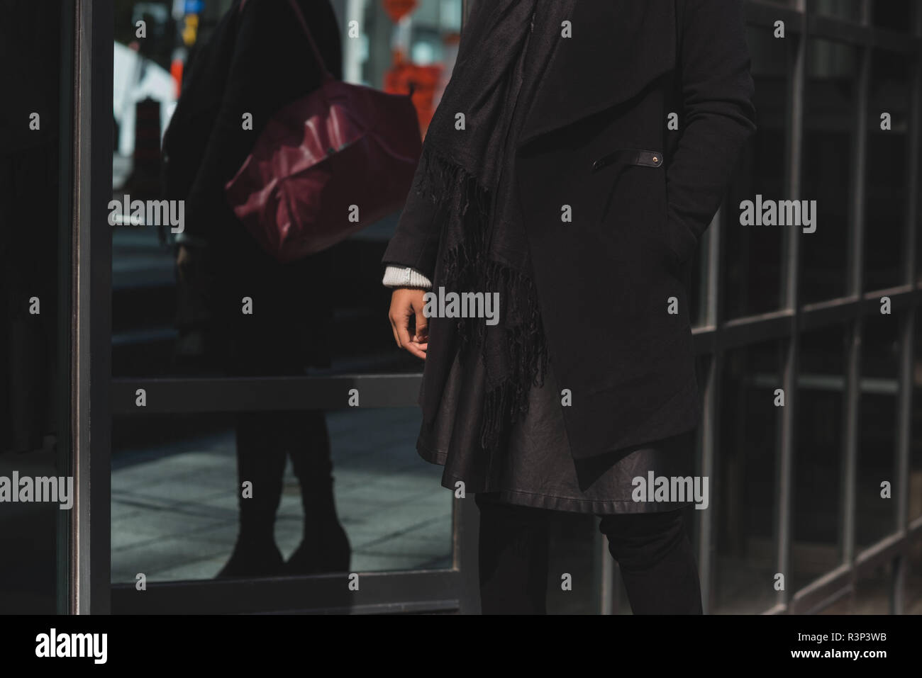 Frau Hand in der Tasche zu Fuß in der Stadt Stockfoto