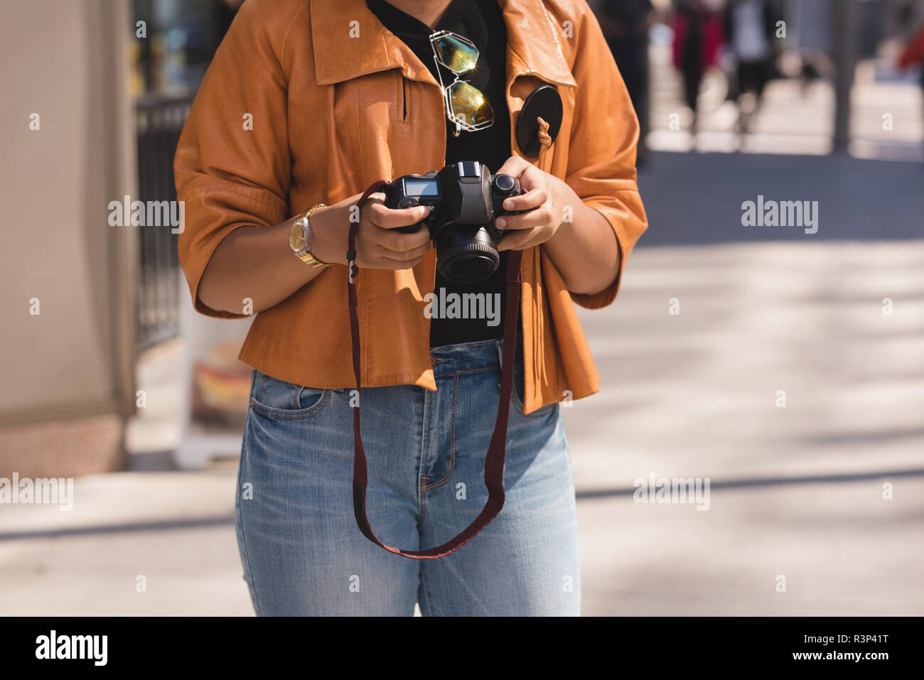 Frau Überprüfung der Fotos auf der Kamera Stockfoto