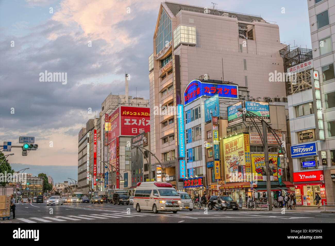 Stadtbild im Ueno Business District im Morgengrauen, Tokio, Japan Stockfoto