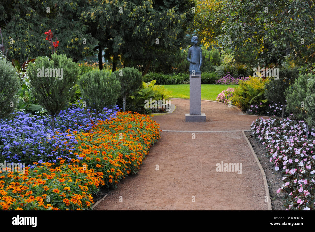 Kanada, Manitoba, Winnipeg, Assiniboine Park. Statue und Blumen in Leo Mol Gärten. Stockfoto