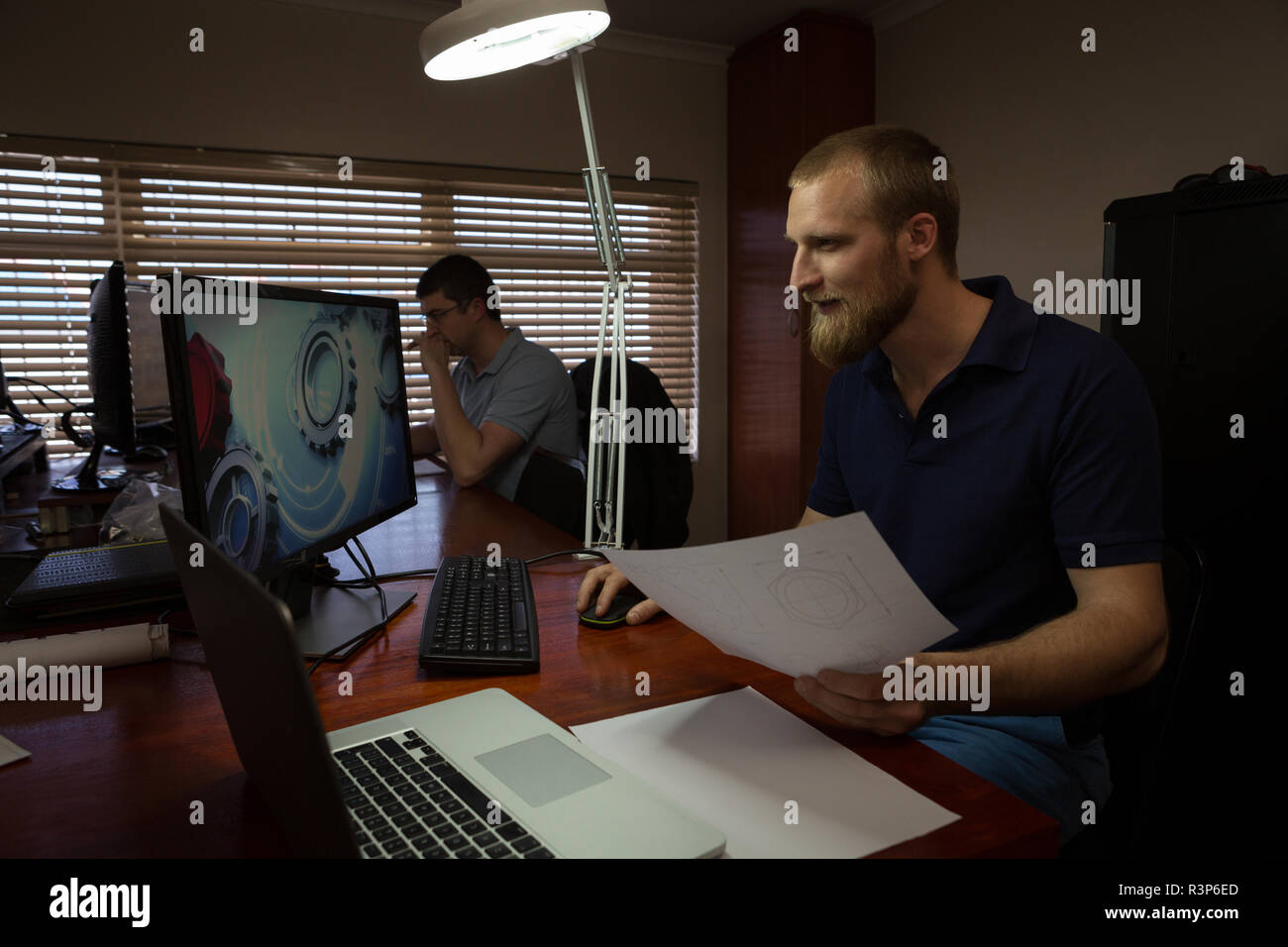 Robotik Techniker am Schreibtisch arbeiten Stockfoto