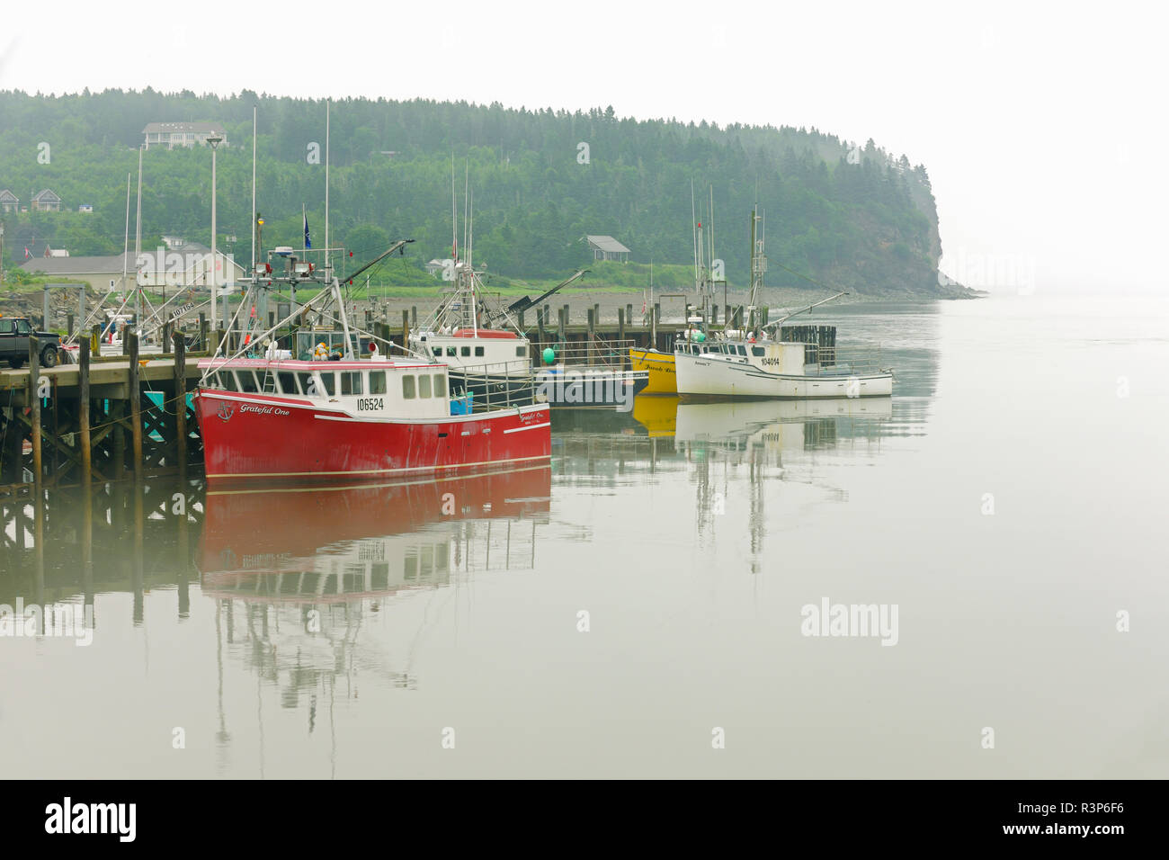 Kanada, New Brunswick, Alma. Fischerboot und Nebel. Stockfoto