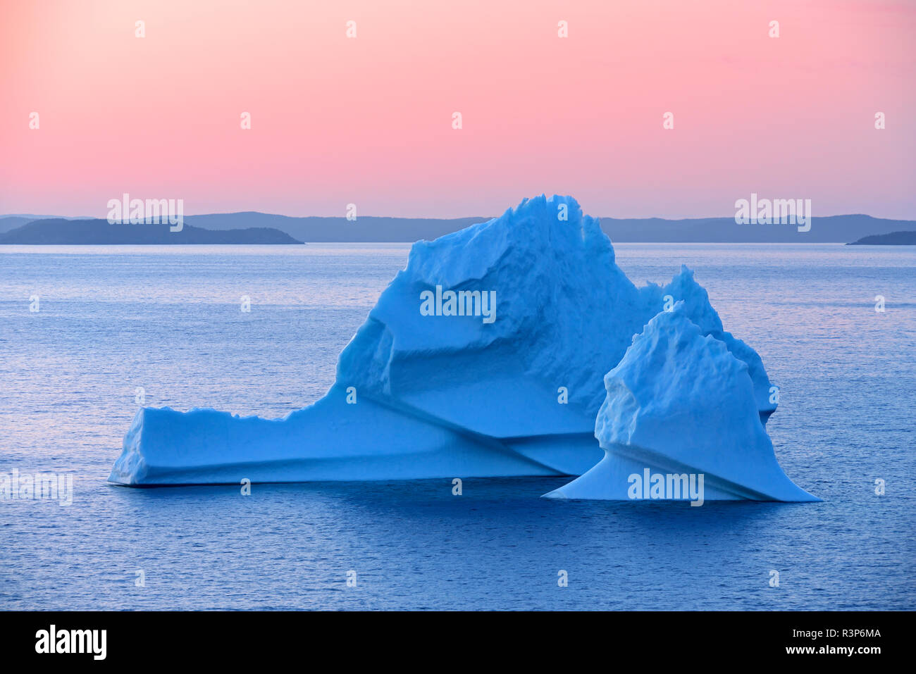 Kanada, Neufundland, Napoli. Eisberg in Bonavista Bucht bei Sonnenuntergang. Stockfoto