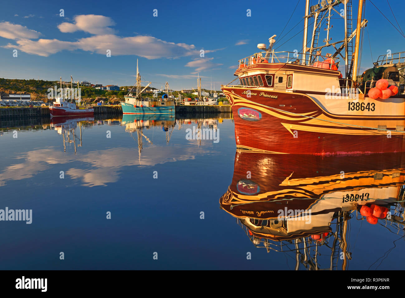 Kanada, Neufundland, La Scie. Fischerboote im Dorf an der Küste. Stockfoto