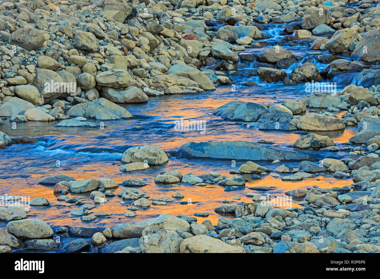Kanada, Neufundland, Gros Morne National Park. Sonnenuntergang auf Tablelands. Stockfoto