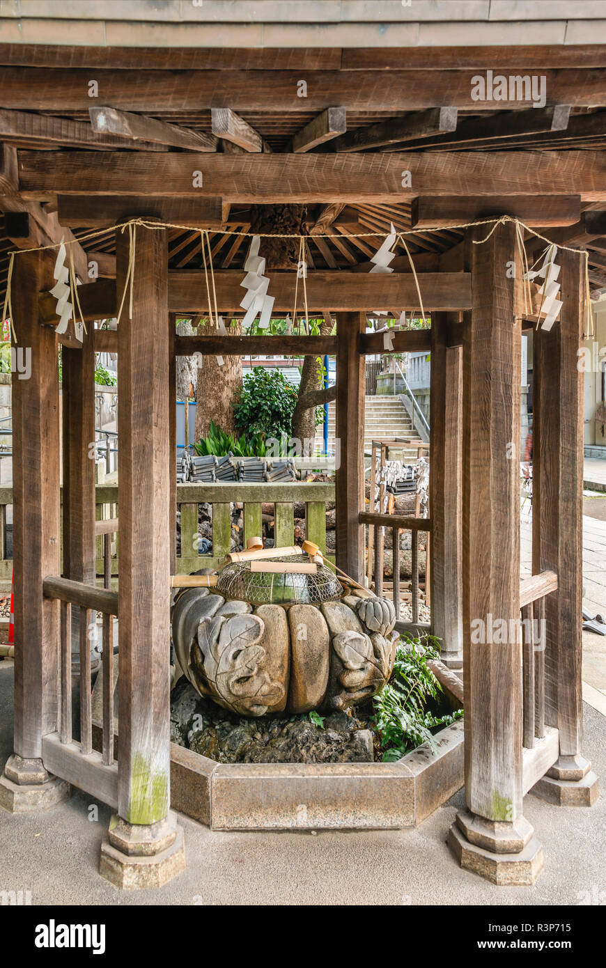 Pavillon der Wasserwaschung von Chozuya oder temizuya Shinto im Hanazono Inari-Schrein im Ueno Park, Tokio, Japan Stockfoto