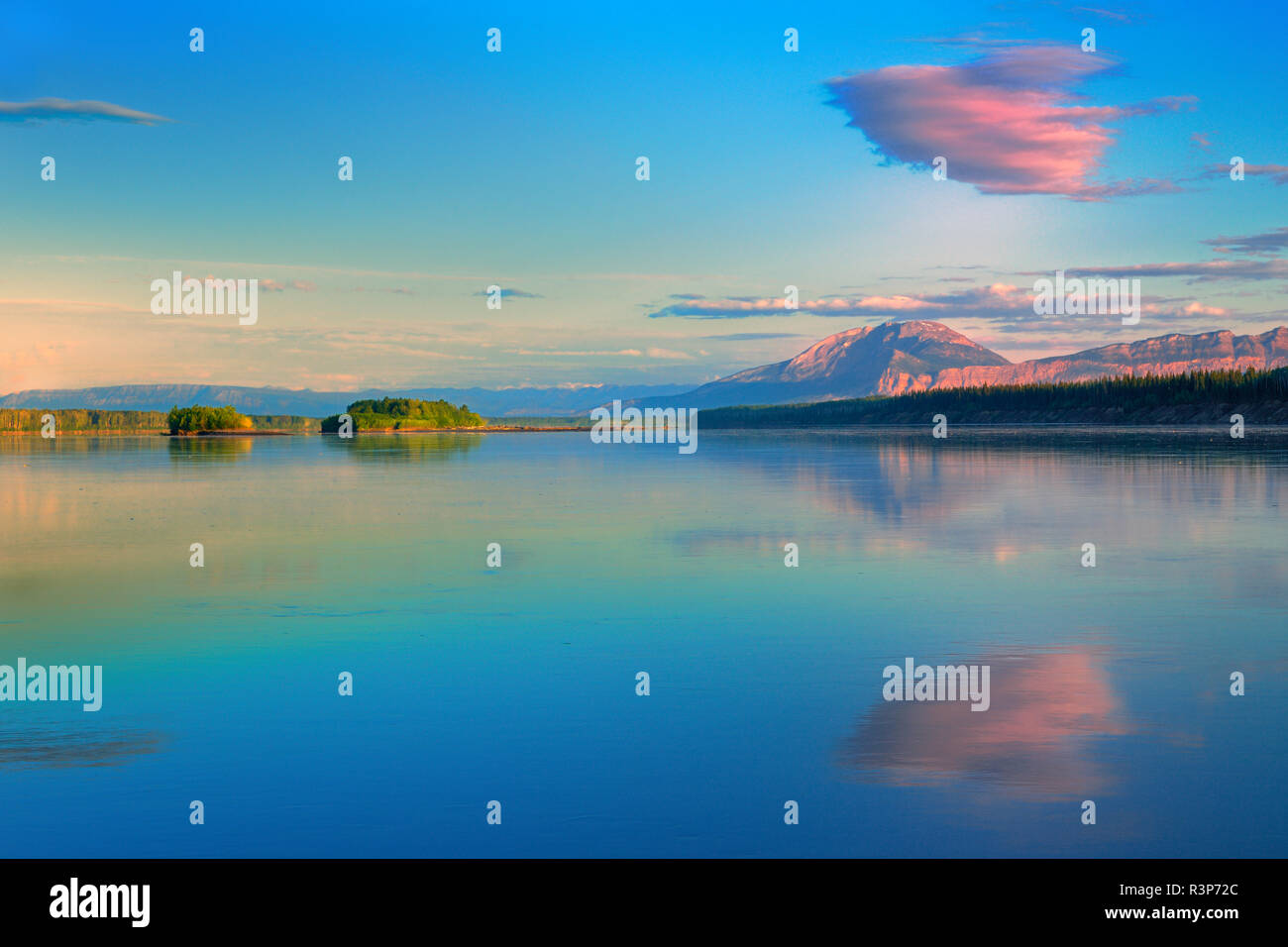 Kanada, Northwest Territories. Liard River und der Mackenzie Mountains bei Sonnenaufgang. Stockfoto