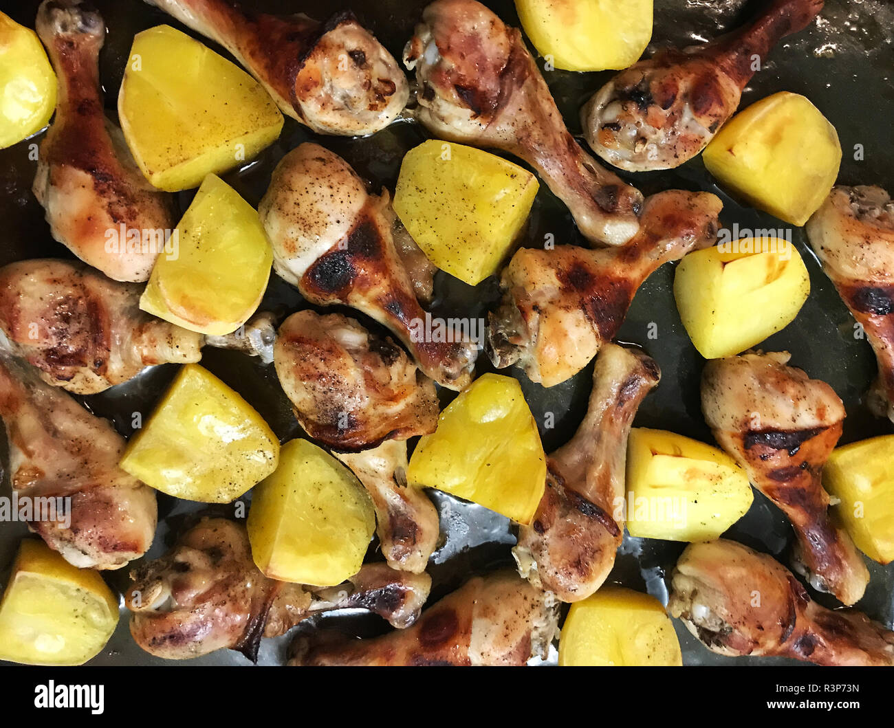 Gebratenes Huhn und Kartoffeln auf Backblech Stockfoto