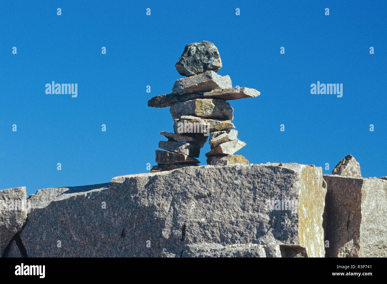 Kanada, Northwest Territories. Ein Inuit Indianer. Inukshuk rock Form. Stockfoto