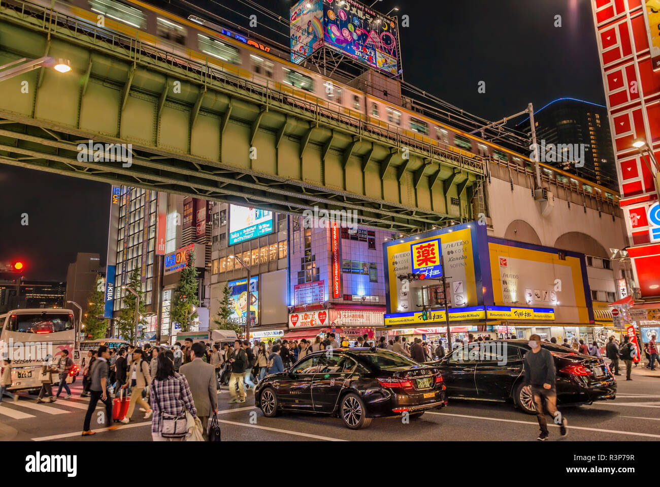 Stadtbild in Chuo Dori in Akihabara bei Nacht, Tokio, Japan Stockfoto