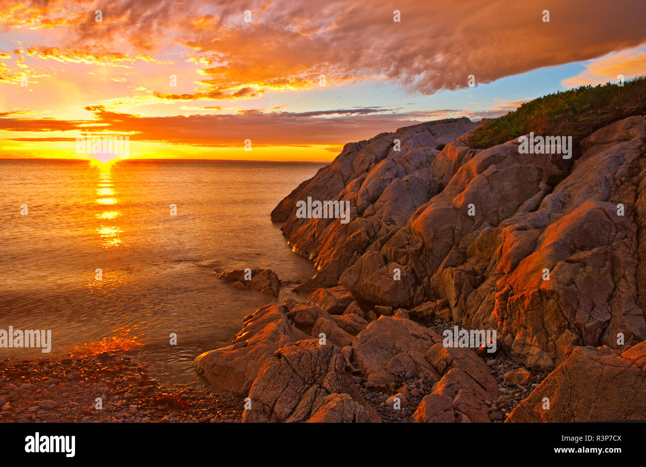 Kanada, Nova Scotia, Fox Island. Sonnenuntergang auf der felsigen Küste der Chedabucto Bay. Stockfoto