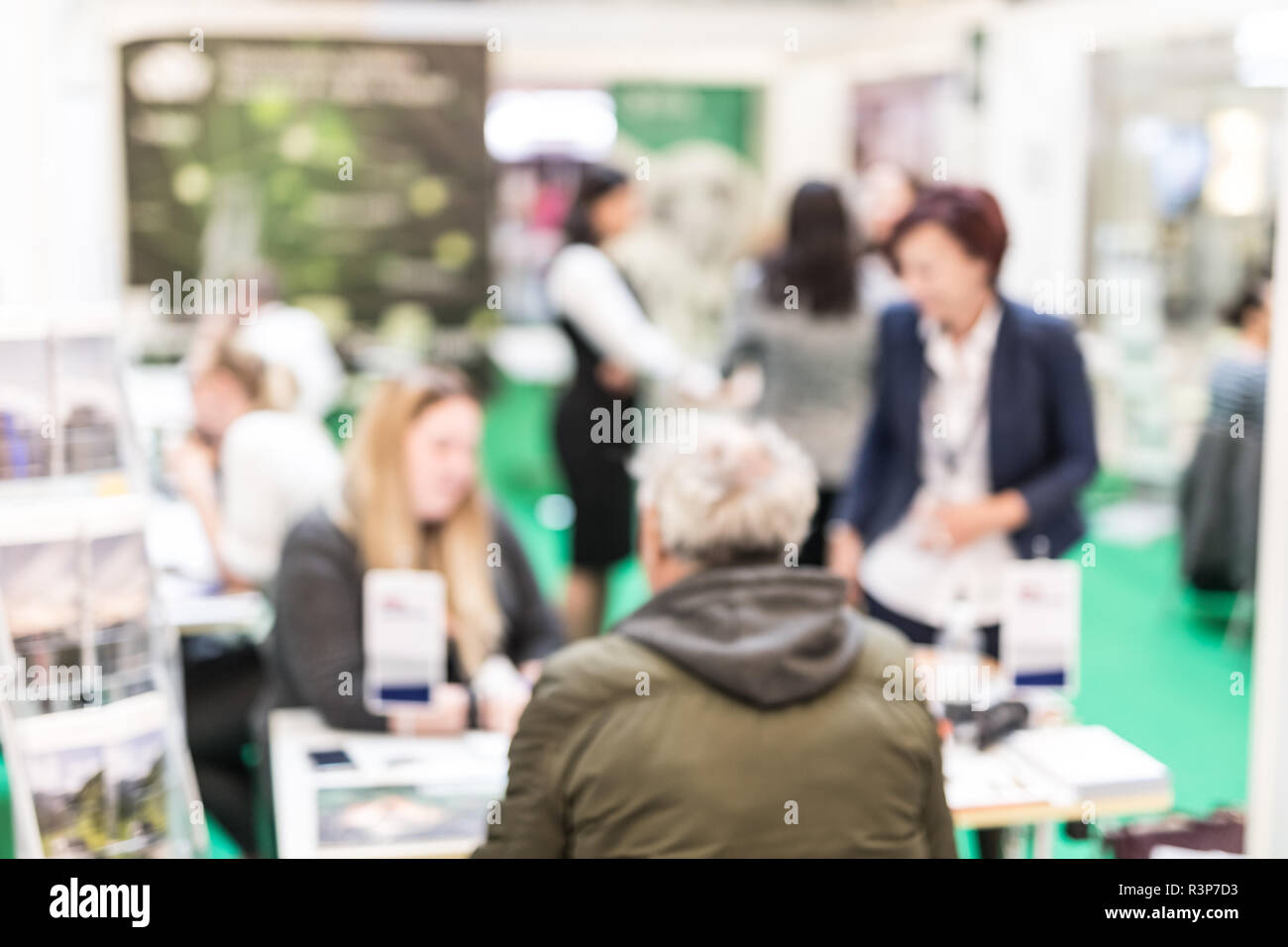 Anonyme verschwommen Menschen diskutieren Unternehmen auf einer Messe. Stockfoto