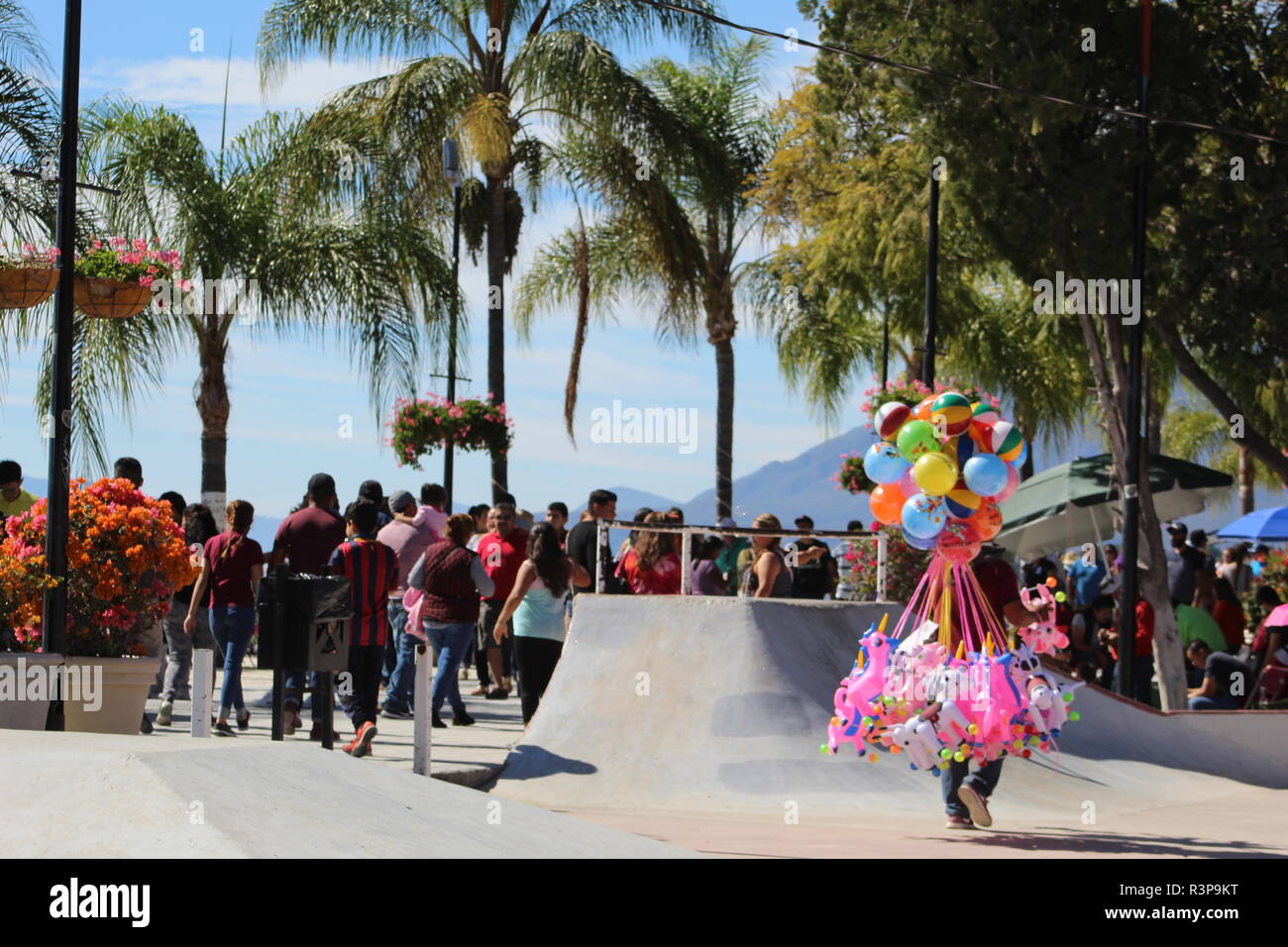 Foto tomada en el Malecón de Chapala-Jalisco - Mexiko al medio Dia en Donde se aprecian visitan las Personas que este Lugar emblematico Mexicano Stockfoto