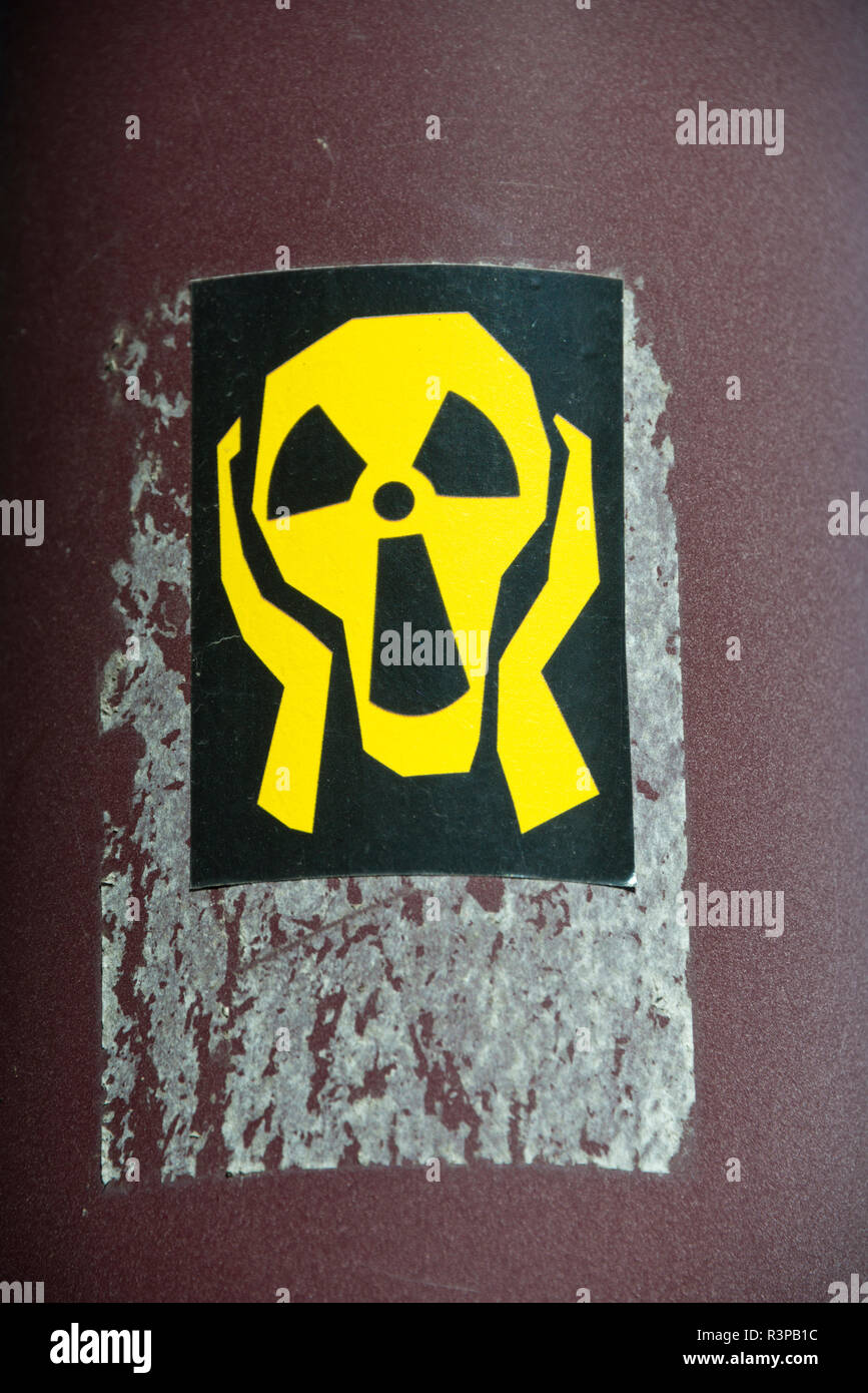 Frankreich, Elsass, Colmar. Eine strasse Poster der internationalen Strahlung Symbol (auch als Kleeblatt) in einem schreienden Schädel geprägt. Stockfoto