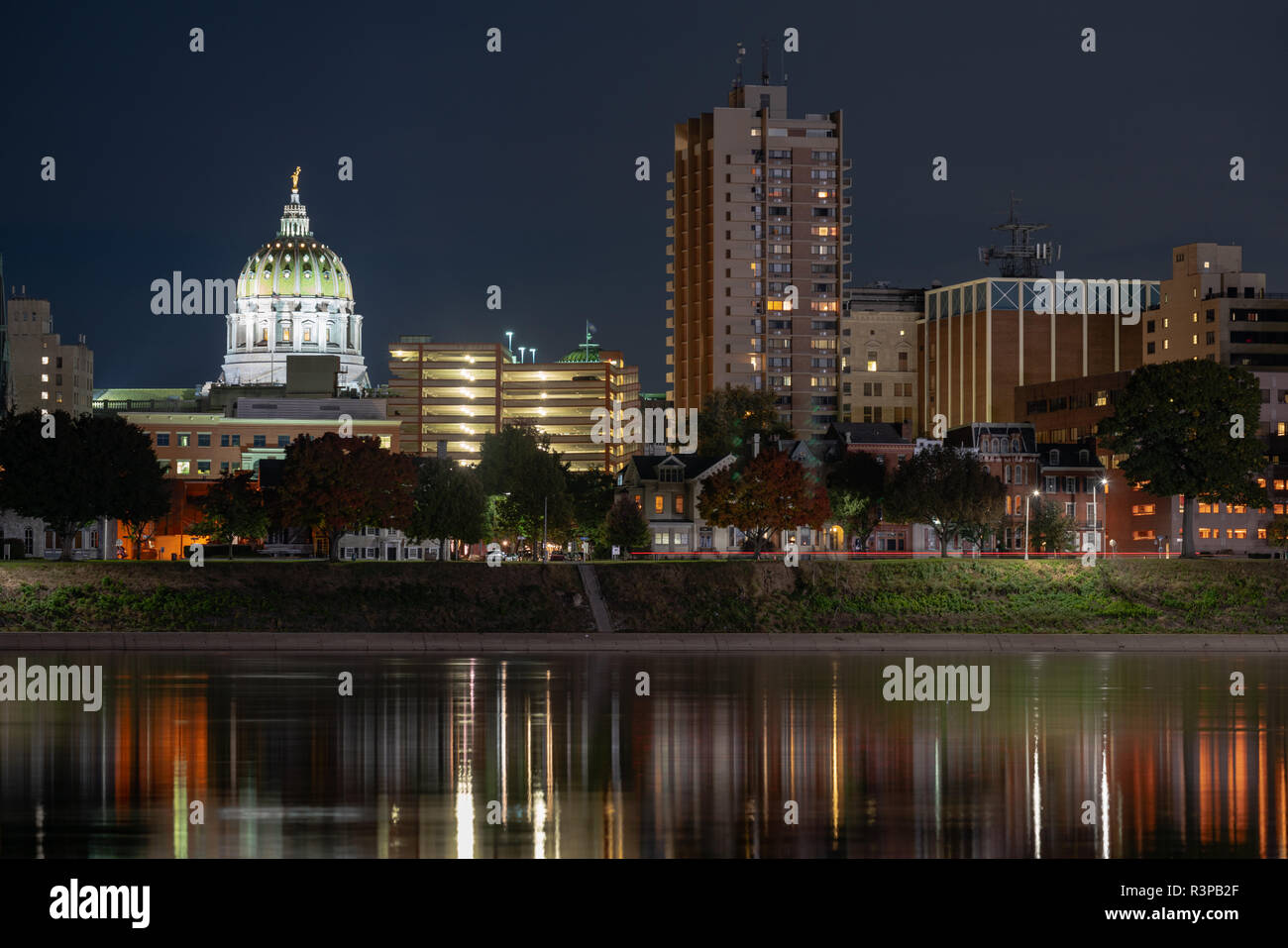 Die Nacht am Flussufer und Kapital Gebäude von Harrisburg Pennsylvania Stockfoto
