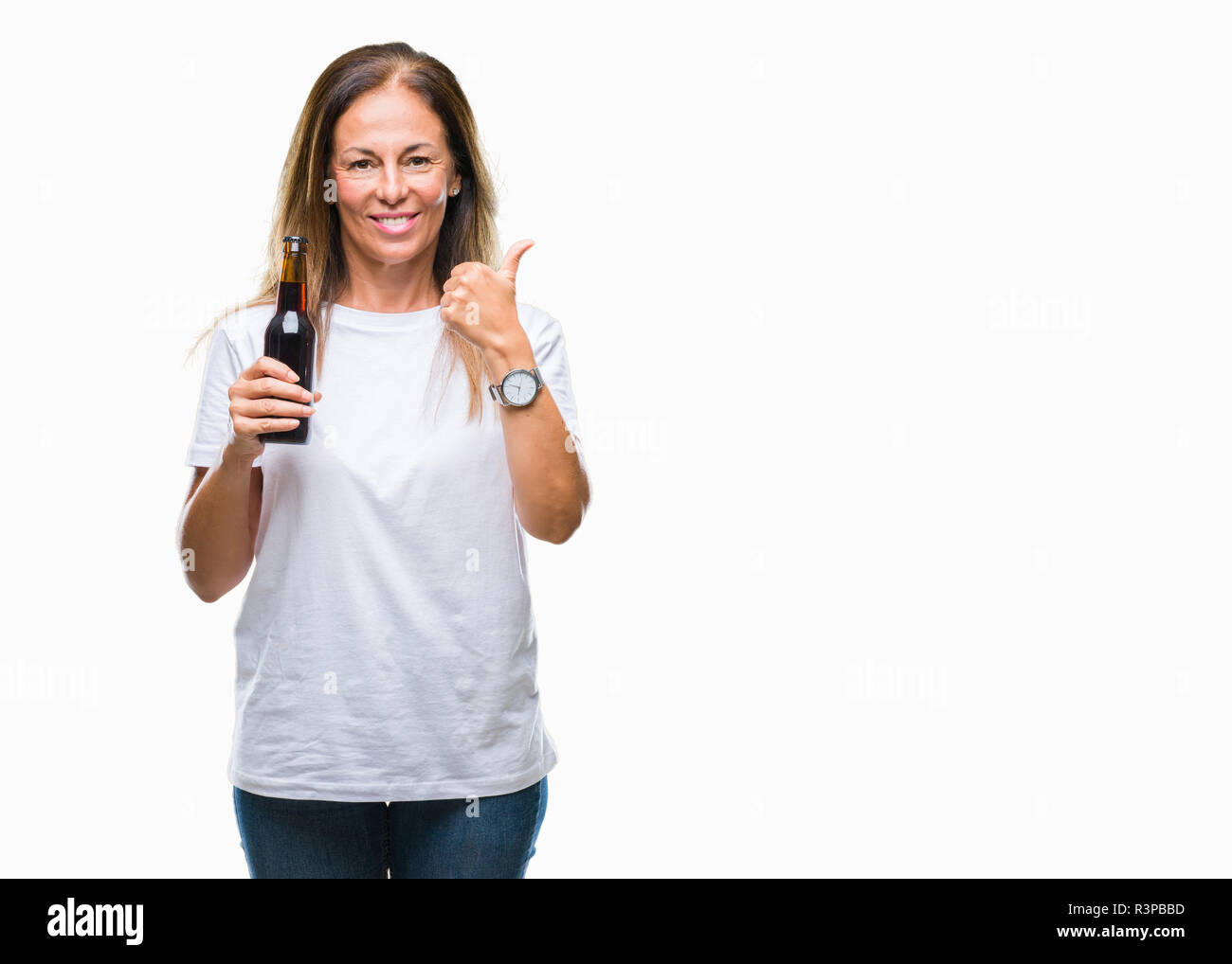Mittleres Alter spanischer Frau trinkt Bier über isolierte Hintergrund mit Lächeln tun ok Zeichen glücklich, Daumen hoch, mit den Fingern, ausgezeichnete Zeichen Stockfoto