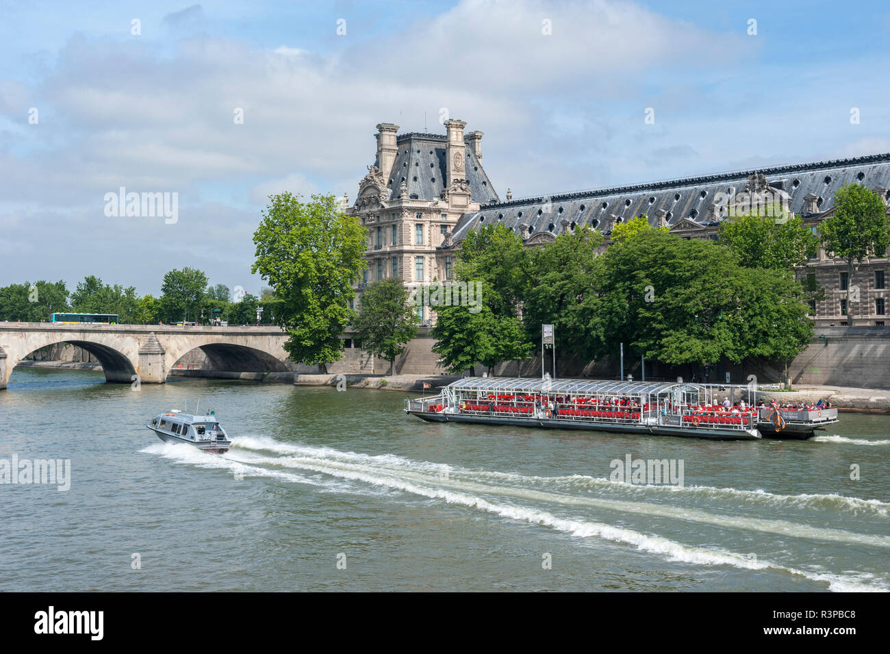 Ausflugsboot entlang der Seine, Louvre, Paris, Frankreich Stockfoto