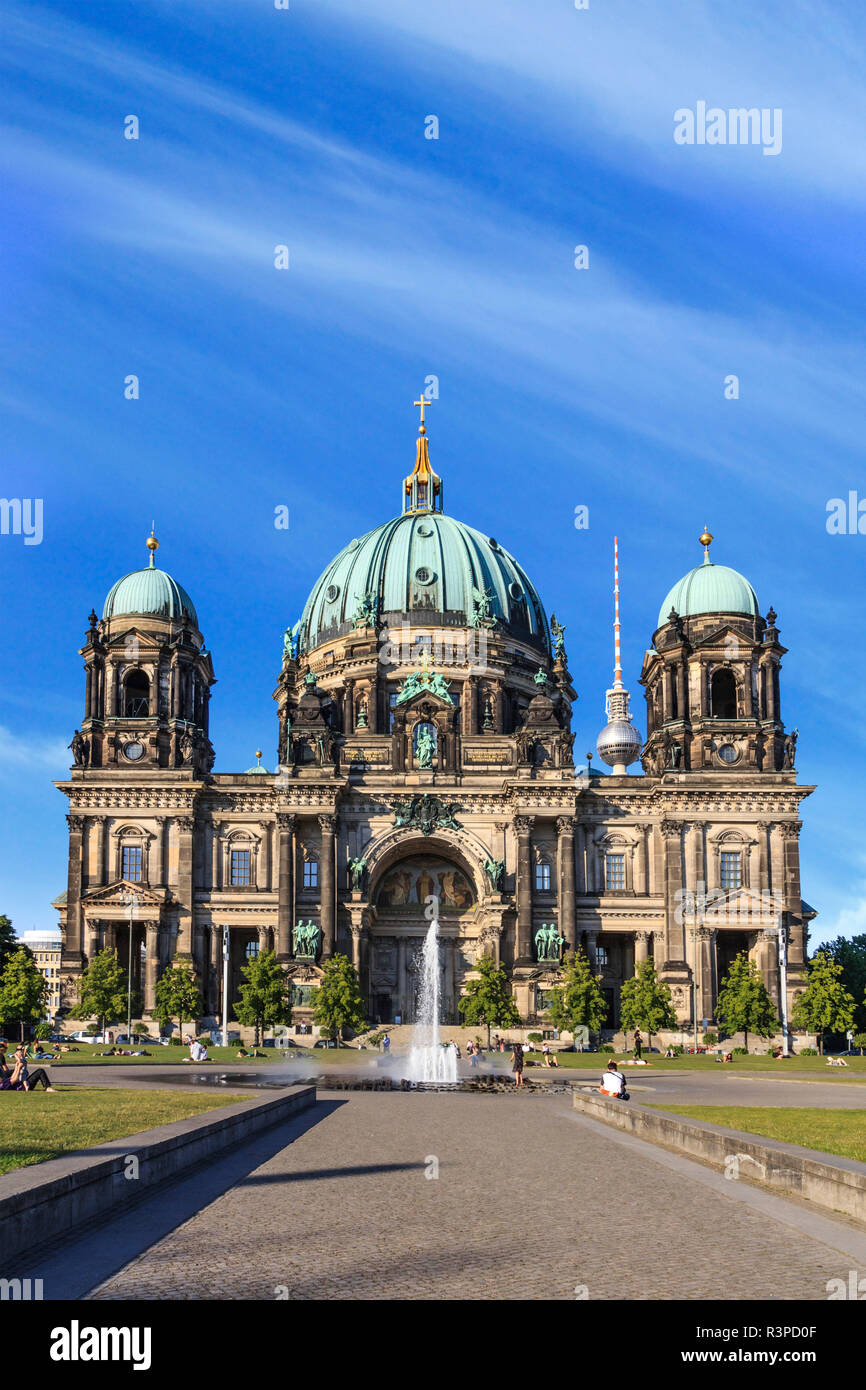 Berlin, Deutschland. Die Museumsinsel, der Berliner Dom und Springbrunnen mit dem Berliner Fernsehturm im Hintergrund Stockfoto
