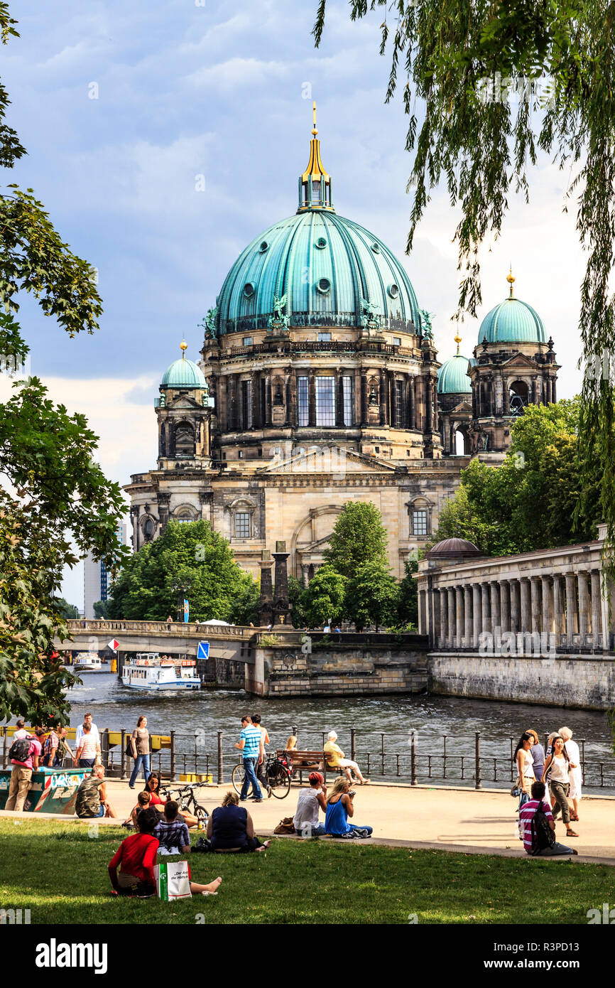 Berlin, Deutschland. Kathedrale im Lustgarten auf der Museumsinsel, die Menschen entspannen und entlang der Spree zu Fuß Stockfoto