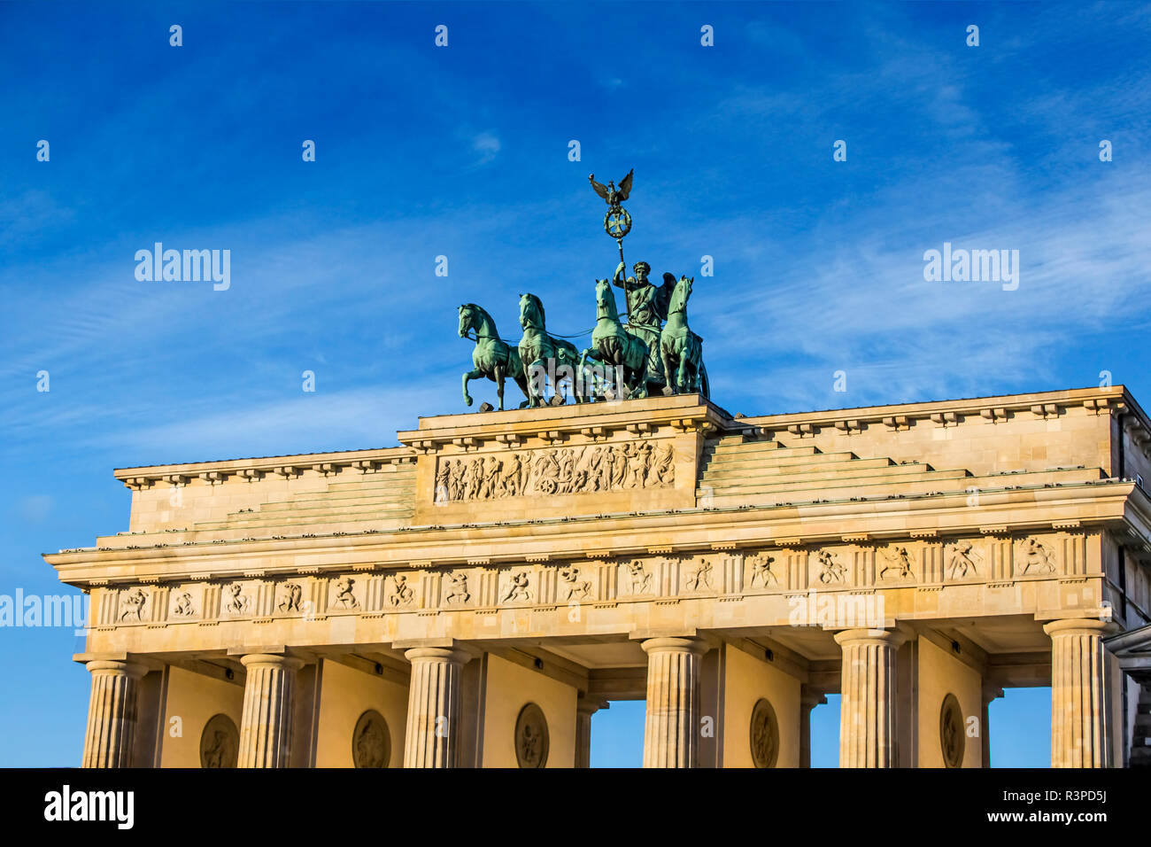 Berlin, Deutschland. Die Quadriga auf dem Brandenburger Tor (Brandenburger Tor) am Abend Stockfoto