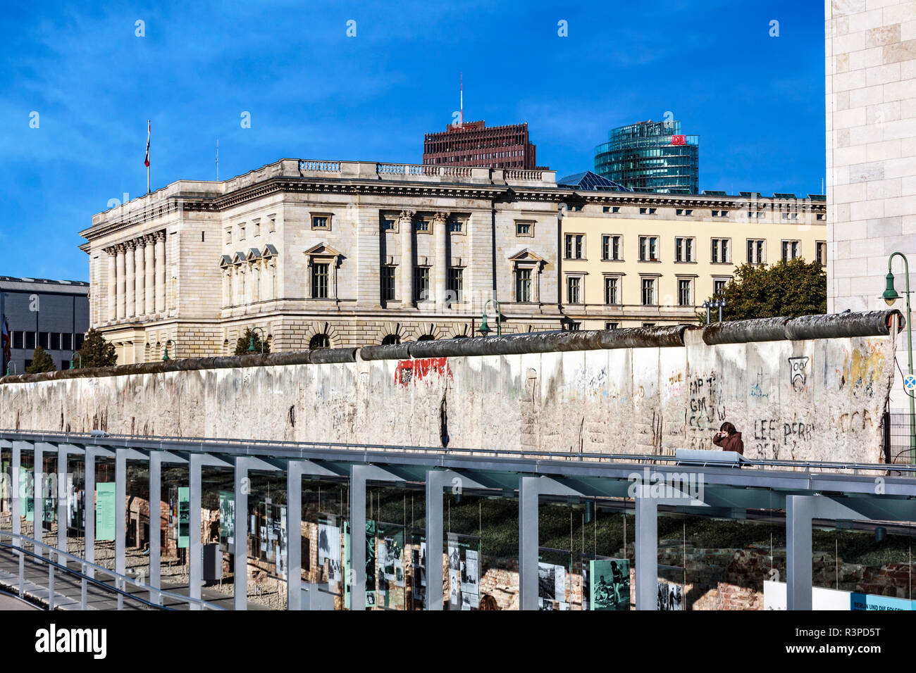 Berlin, Deutschland. Permanente Ausstellung im Freien an der Topographie des Terrors historisches Museum, Standort der ehemaligen Gestapo-Zentrale, durch die Ruinen der Berliner Mauer Stockfoto