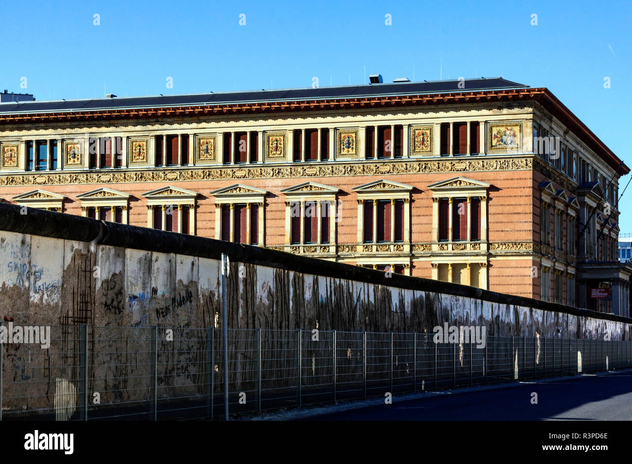 Berlin, Deutschland. Permanente Ausstellung im Freien an der Topographie des Terrors historisches Museum, Standort der ehemaligen Gestapo-Zentrale, durch die Ruinen der Berliner Mauer Stockfoto