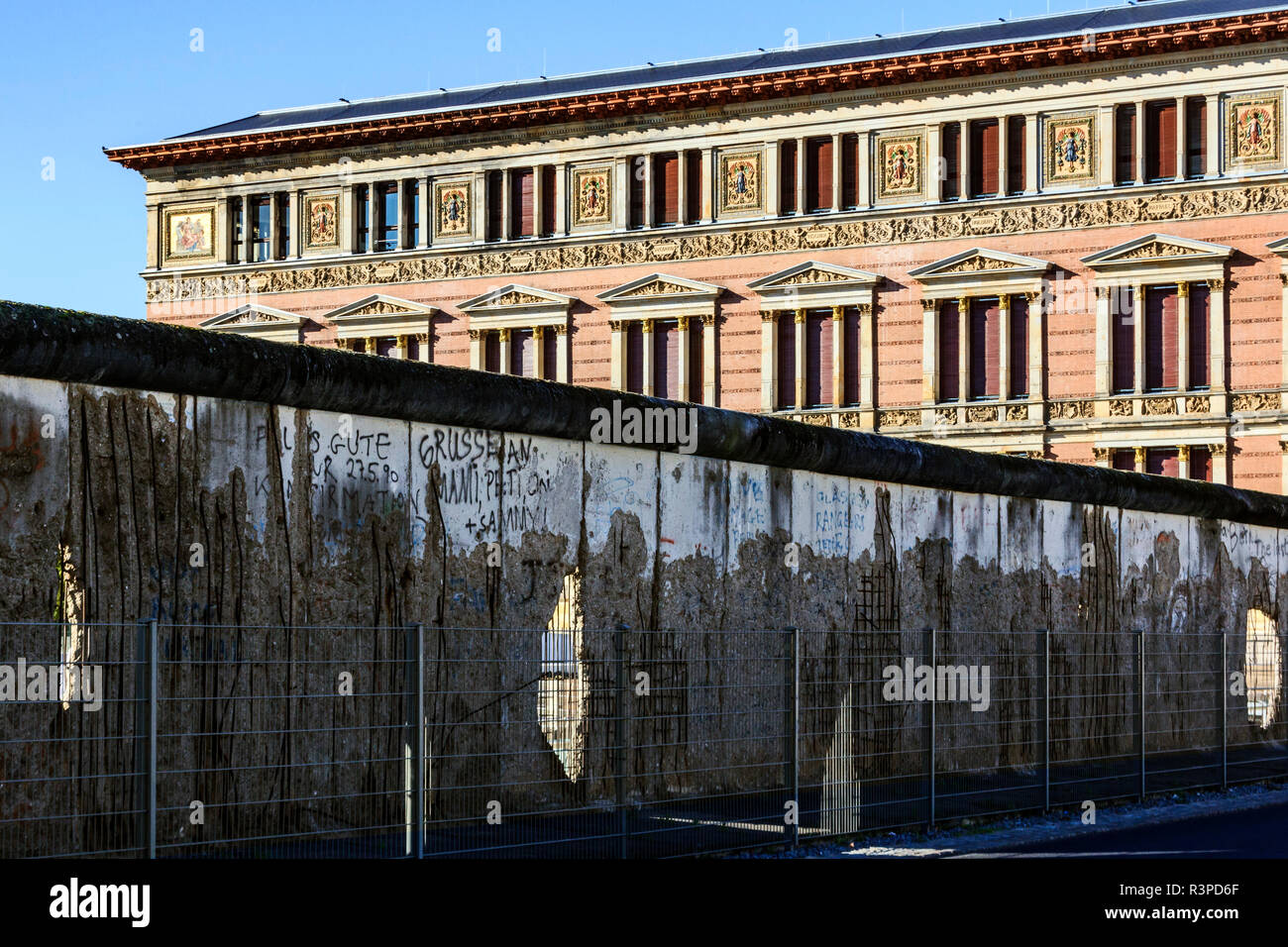 Berlin, Deutschland. Permanente Ausstellung im Freien an der Topographie des Terrors historisches Museum, Standort der ehemaligen Gestapo-Zentrale, durch die Ruinen der Berliner Mauer Stockfoto