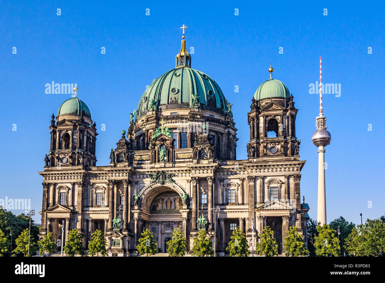 Berlin, Deutschland. Die Museumsinsel, der Berliner Dom mit dem Berliner Fernsehturm im Hintergrund Stockfoto