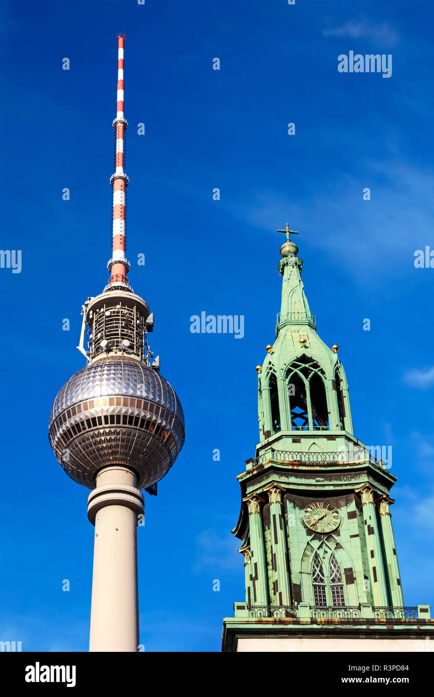 Berlin, Deutschland. Fernsehturm Fernsehturm am Alexanderplatz neben dem Turm von St. Mary's Church Stockfoto